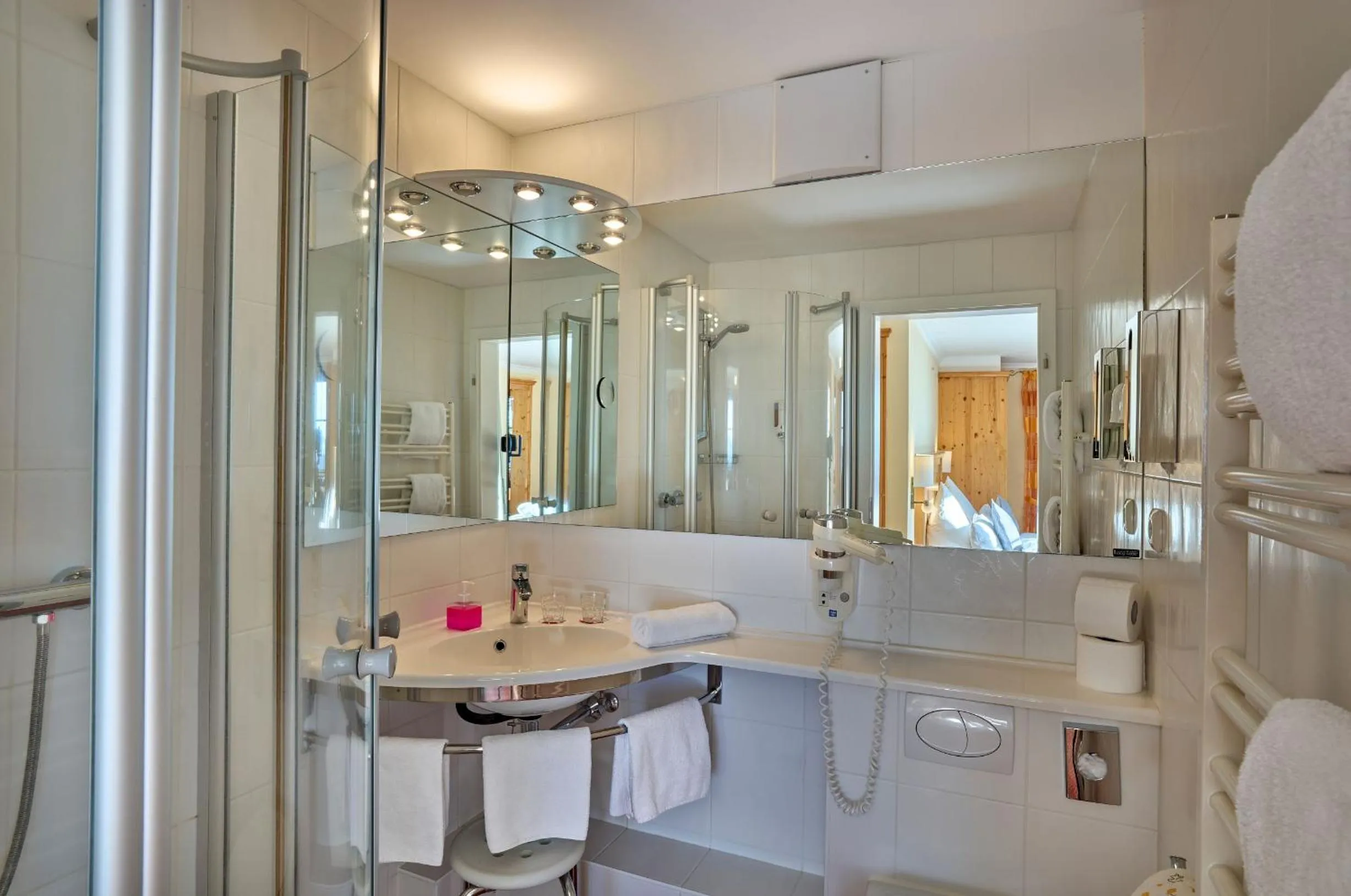 Shower in Panoramahotel Grobauer