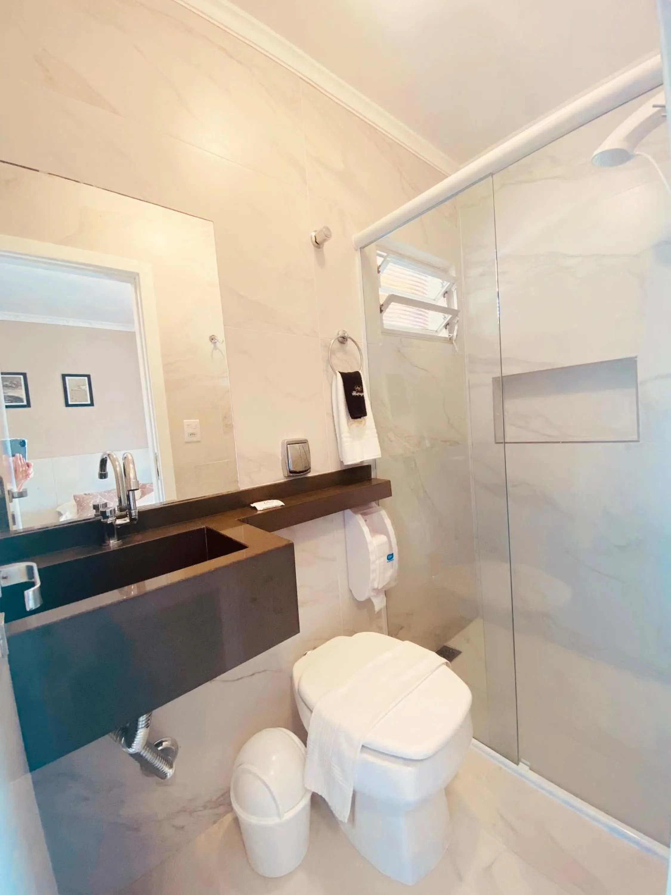 Toilet in Hotel Lorimar