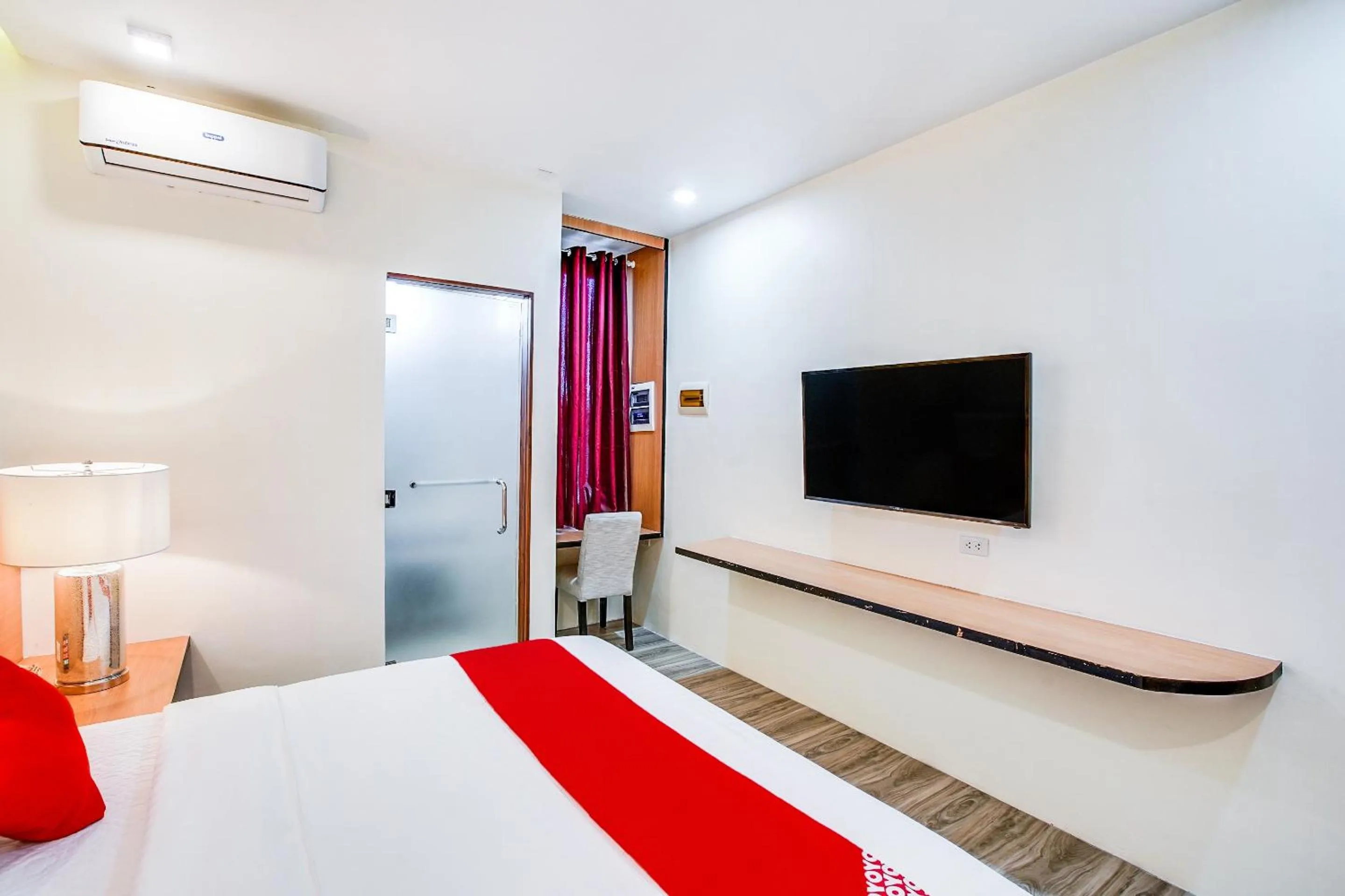 Bedroom, Bed in OYO 489 Casa Mia Hotel Suites