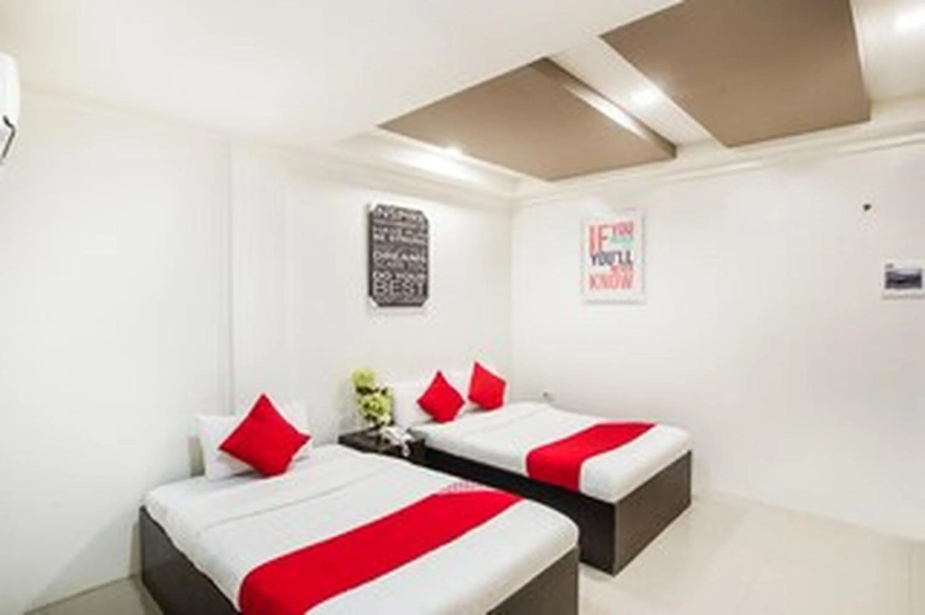 Bed in OYO 489 Casa Mia Hotel Suites