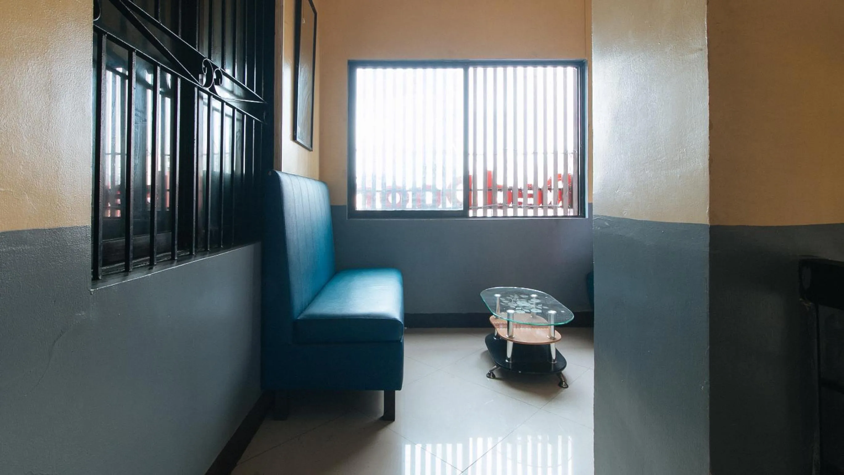 Seating area in RedDoorz at V-Cat Apartelle Sampaloc Manila