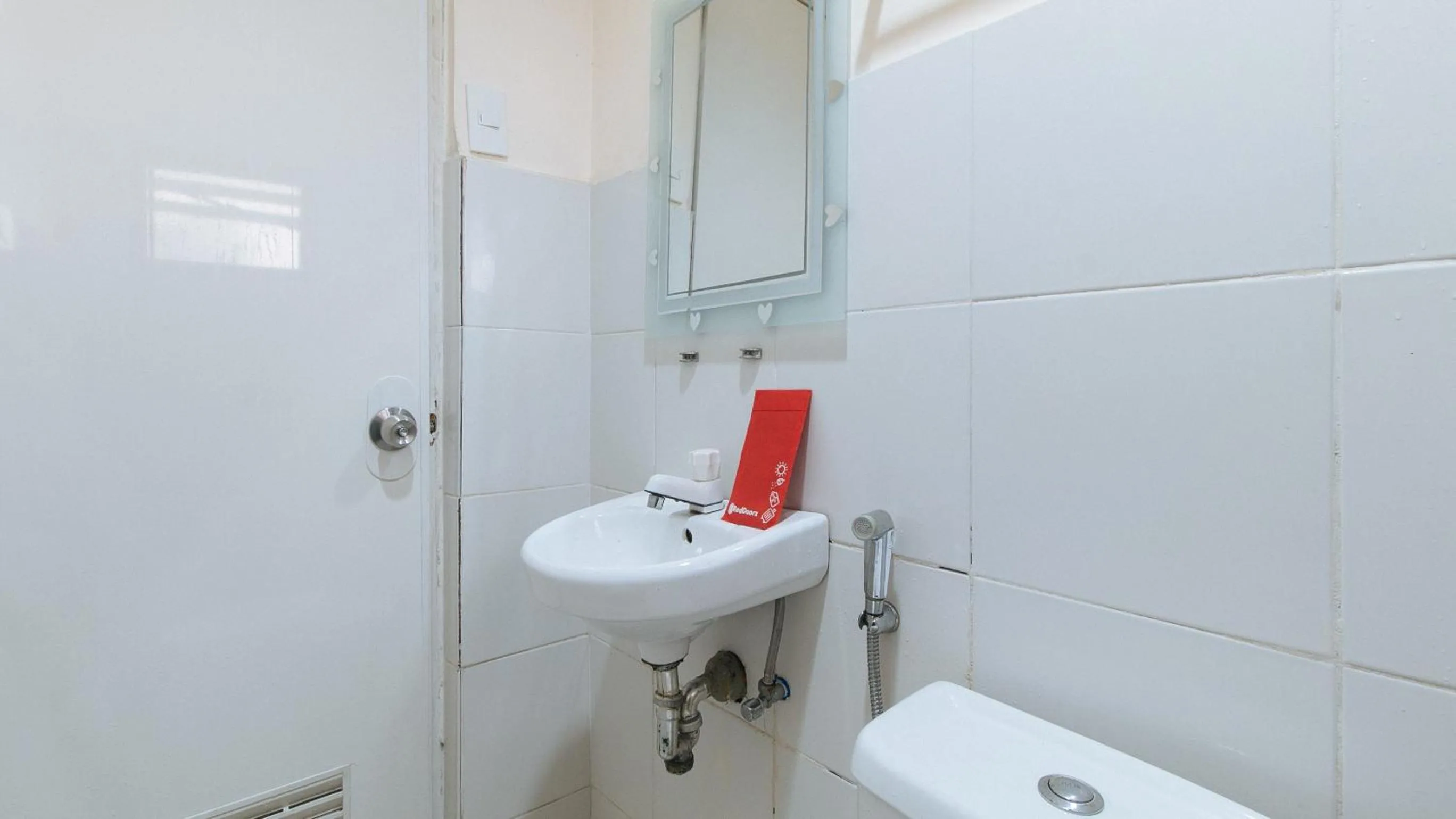 Shower in RedDoorz at V-Cat Apartelle Sampaloc Manila