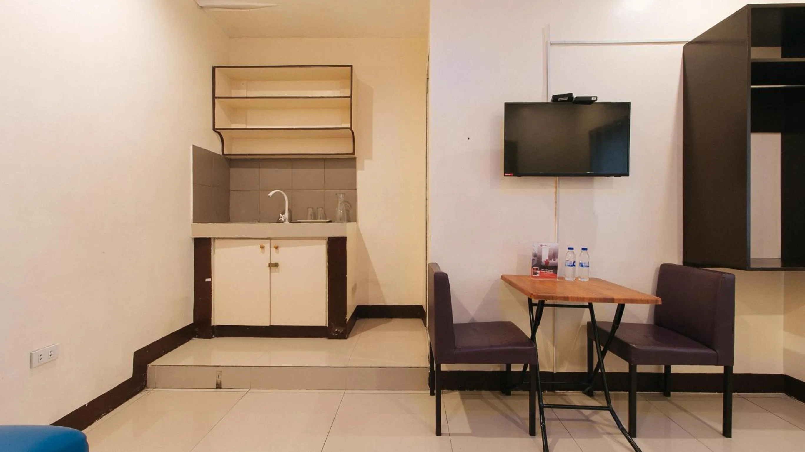 Kitchen or kitchenette in RedDoorz at V-Cat Apartelle Sampaloc Manila