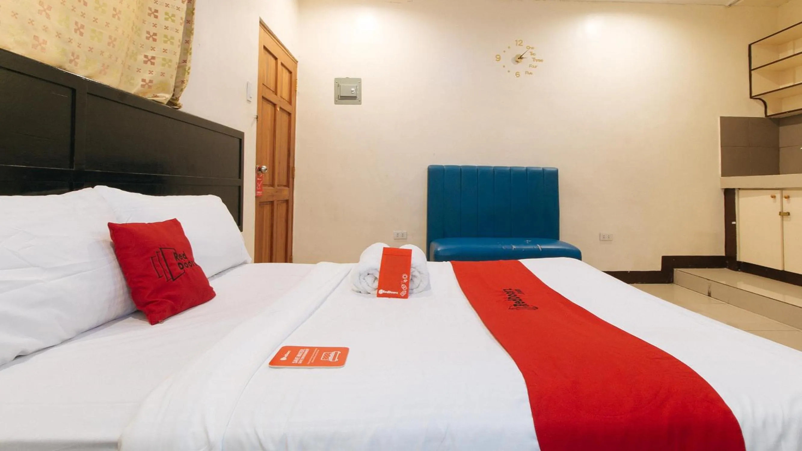 Photo of the whole room, Bed in RedDoorz at V-Cat Apartelle Sampaloc Manila