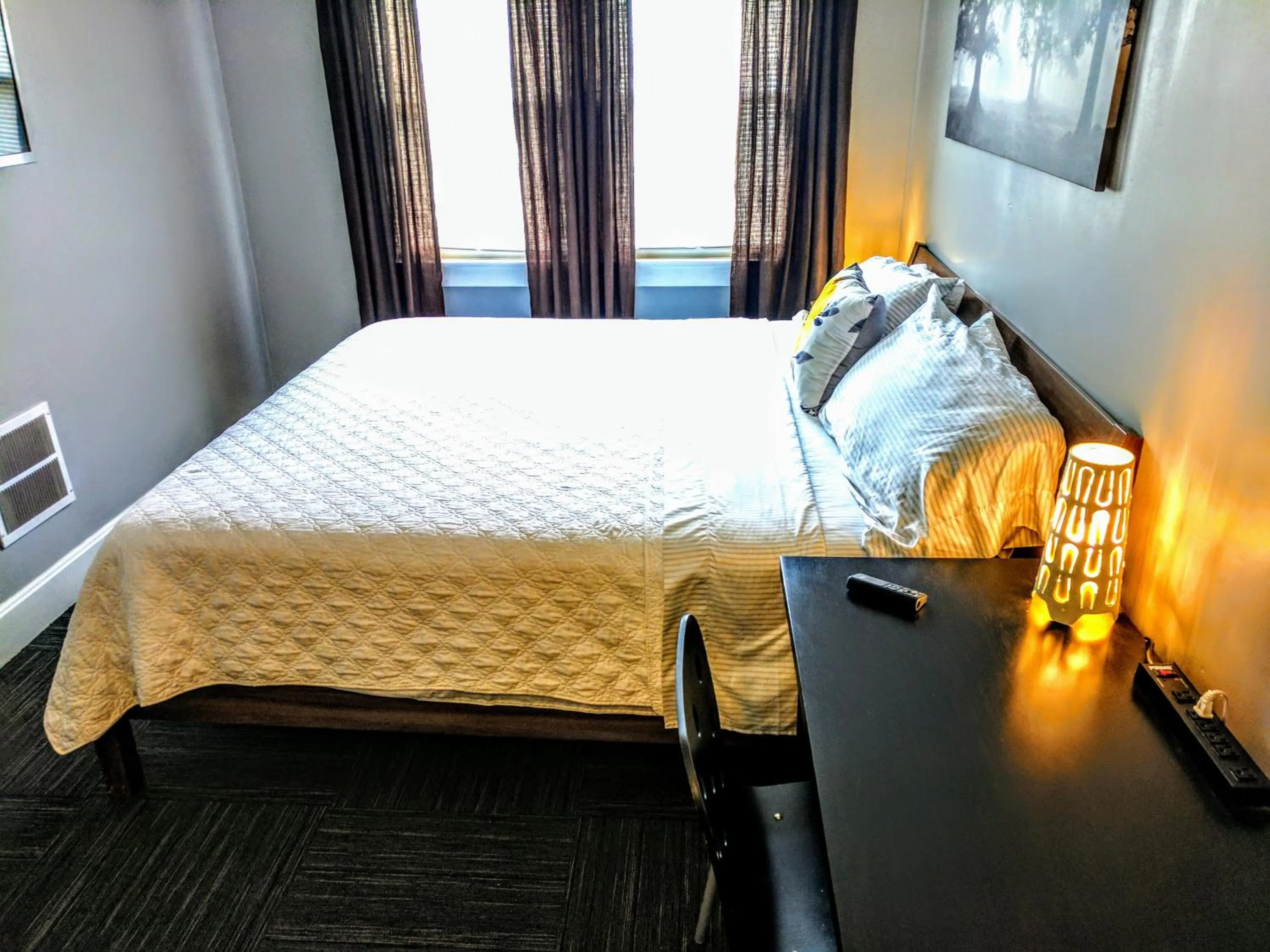 Bedroom, Bed in The Wayfaring Buckeye Hostel