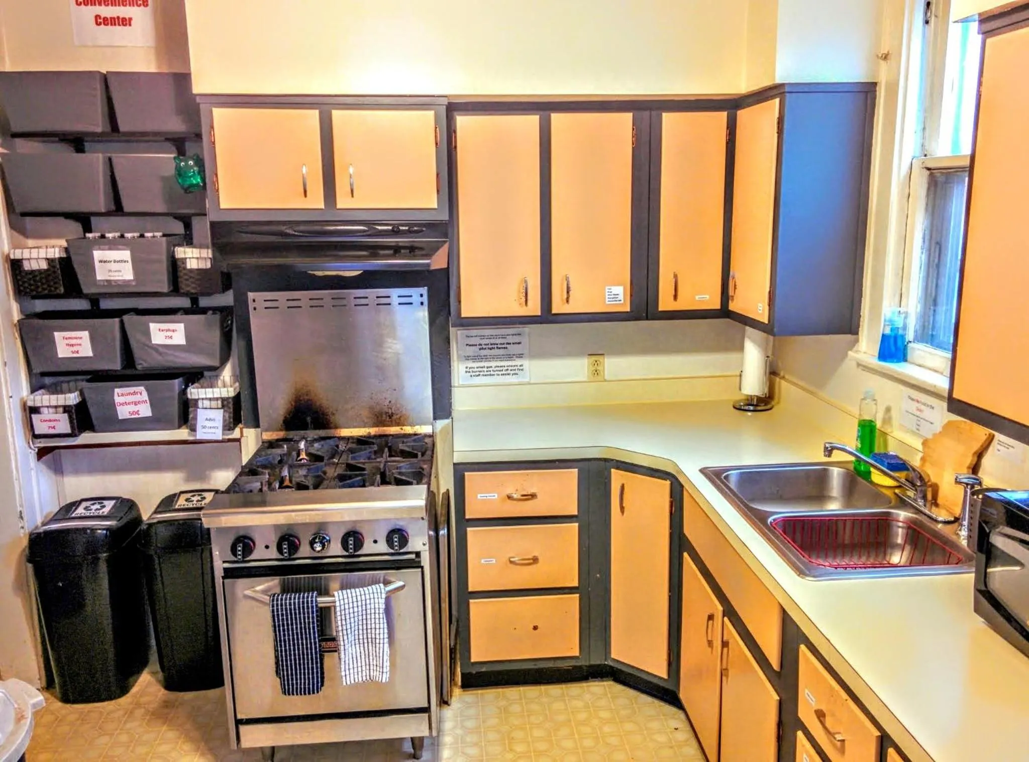 Kitchen or kitchenette in The Wayfaring Buckeye Hostel