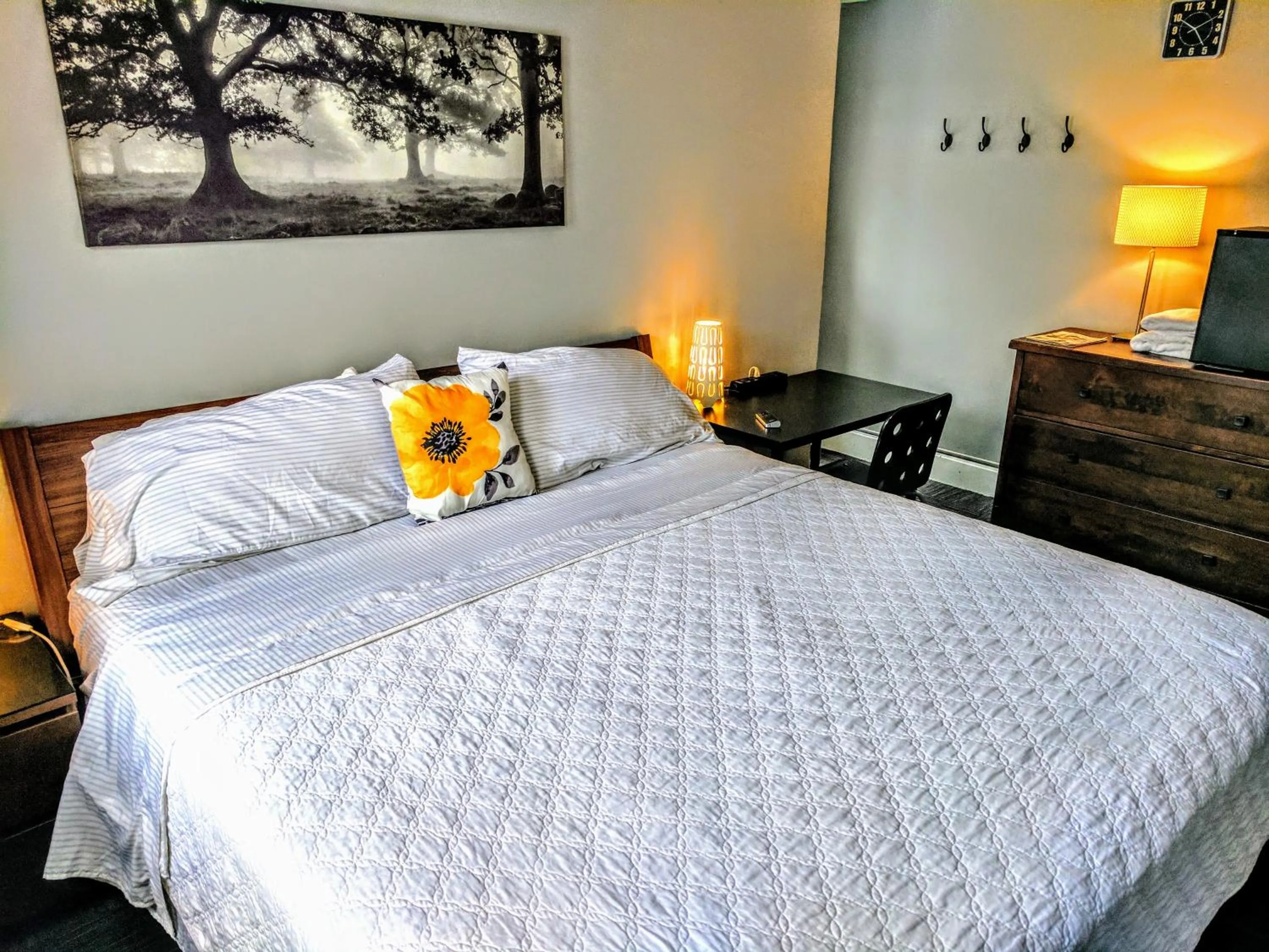 Bedroom, Bed in The Wayfaring Buckeye Hostel