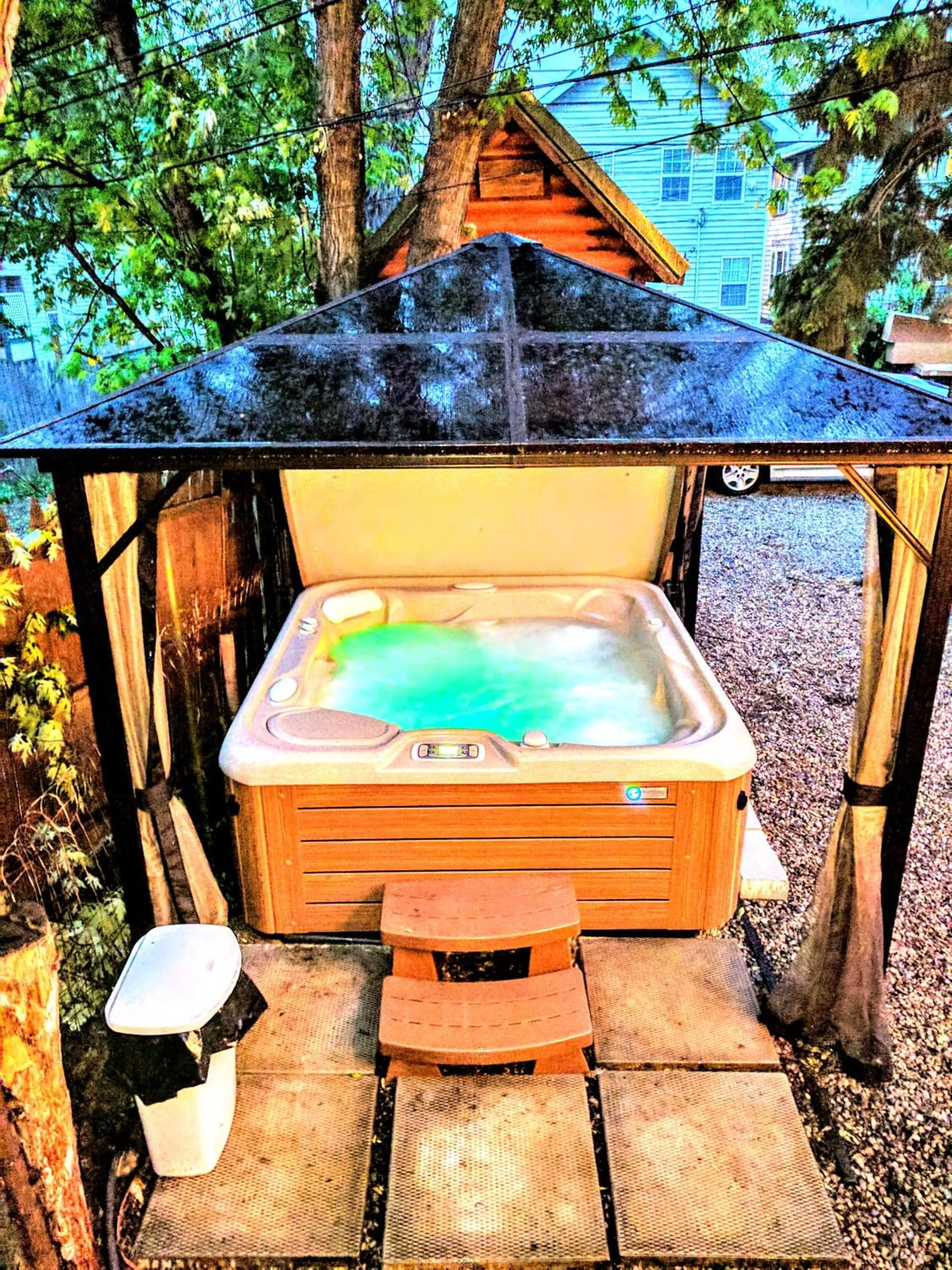 Hot Tub in The Wayfaring Buckeye Hostel