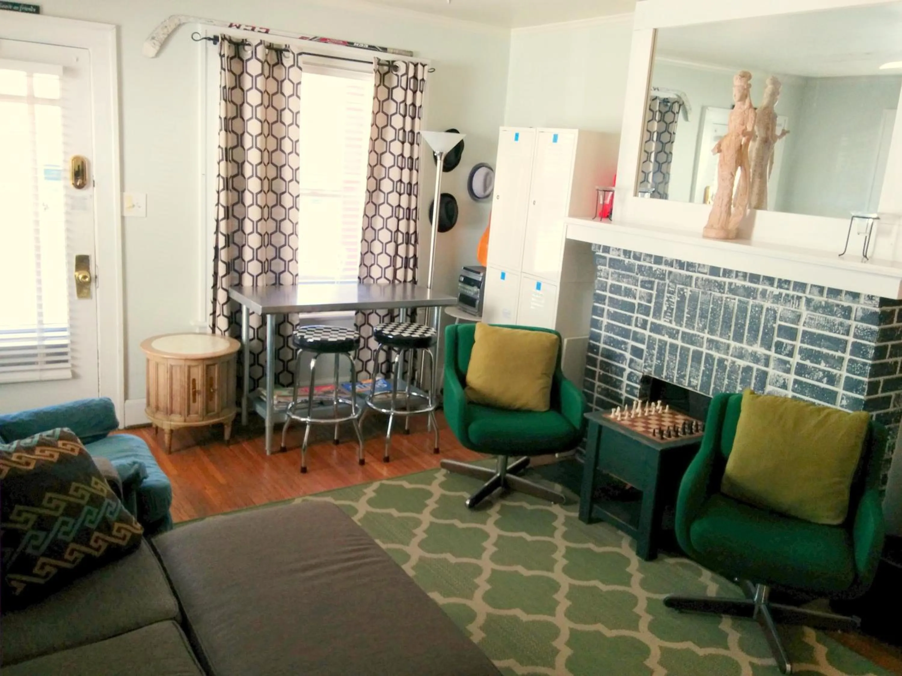 Communal lounge/ TV room in The Wayfaring Buckeye Hostel