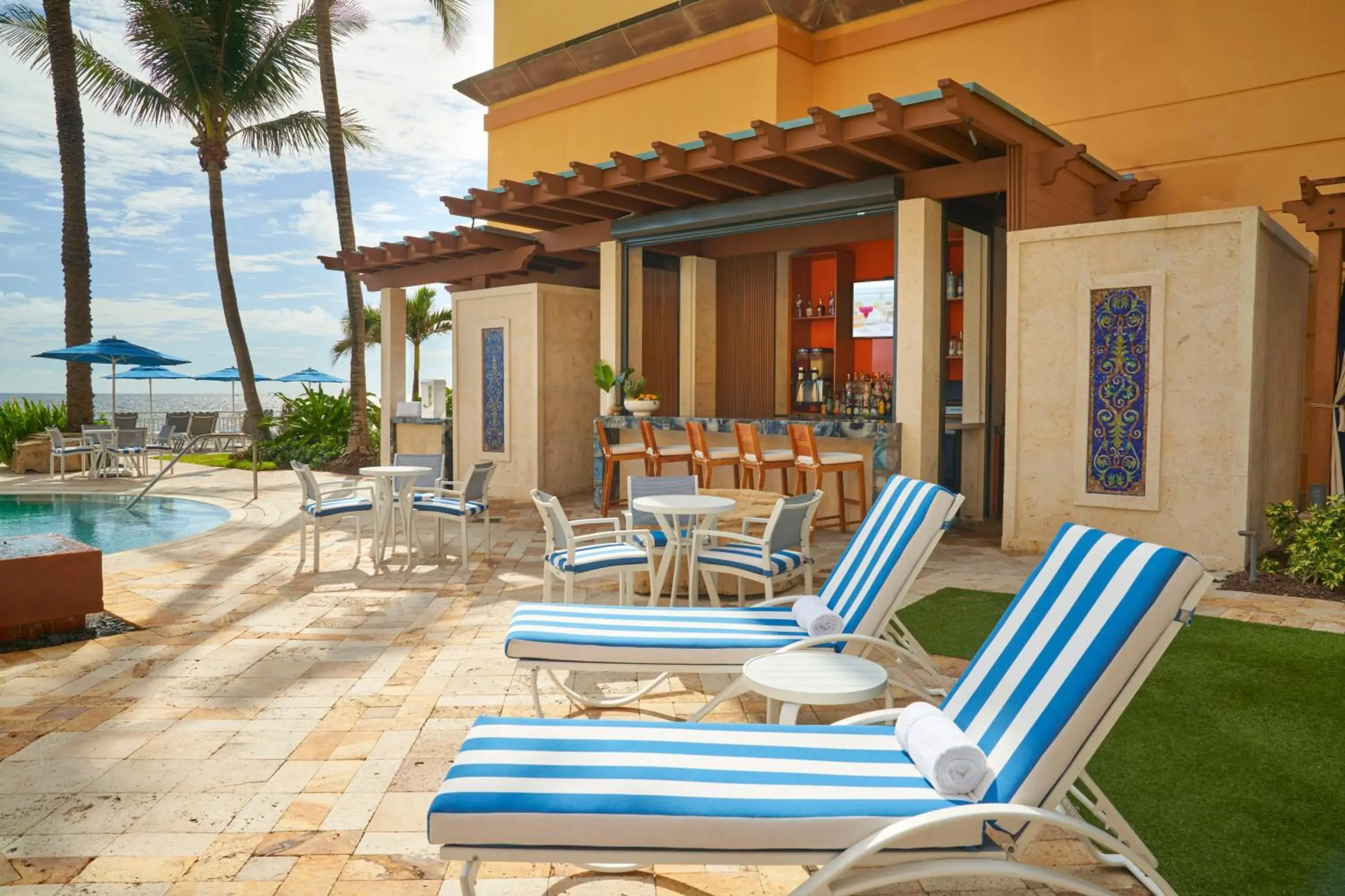 Lounge or bar in Eau Palm Beach Resort & Spa Lounge or bar in Eau Palm Beach Resort & Spa