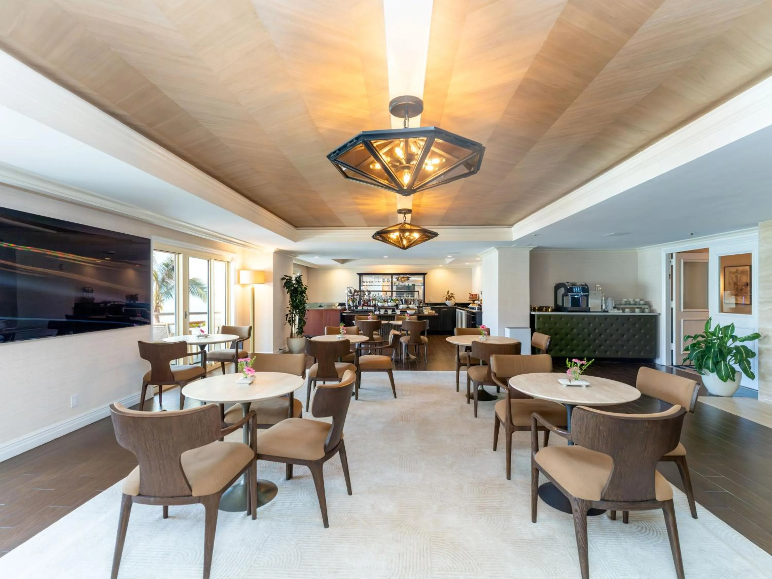 Lounge or bar in Eau Palm Beach Resort & Spa