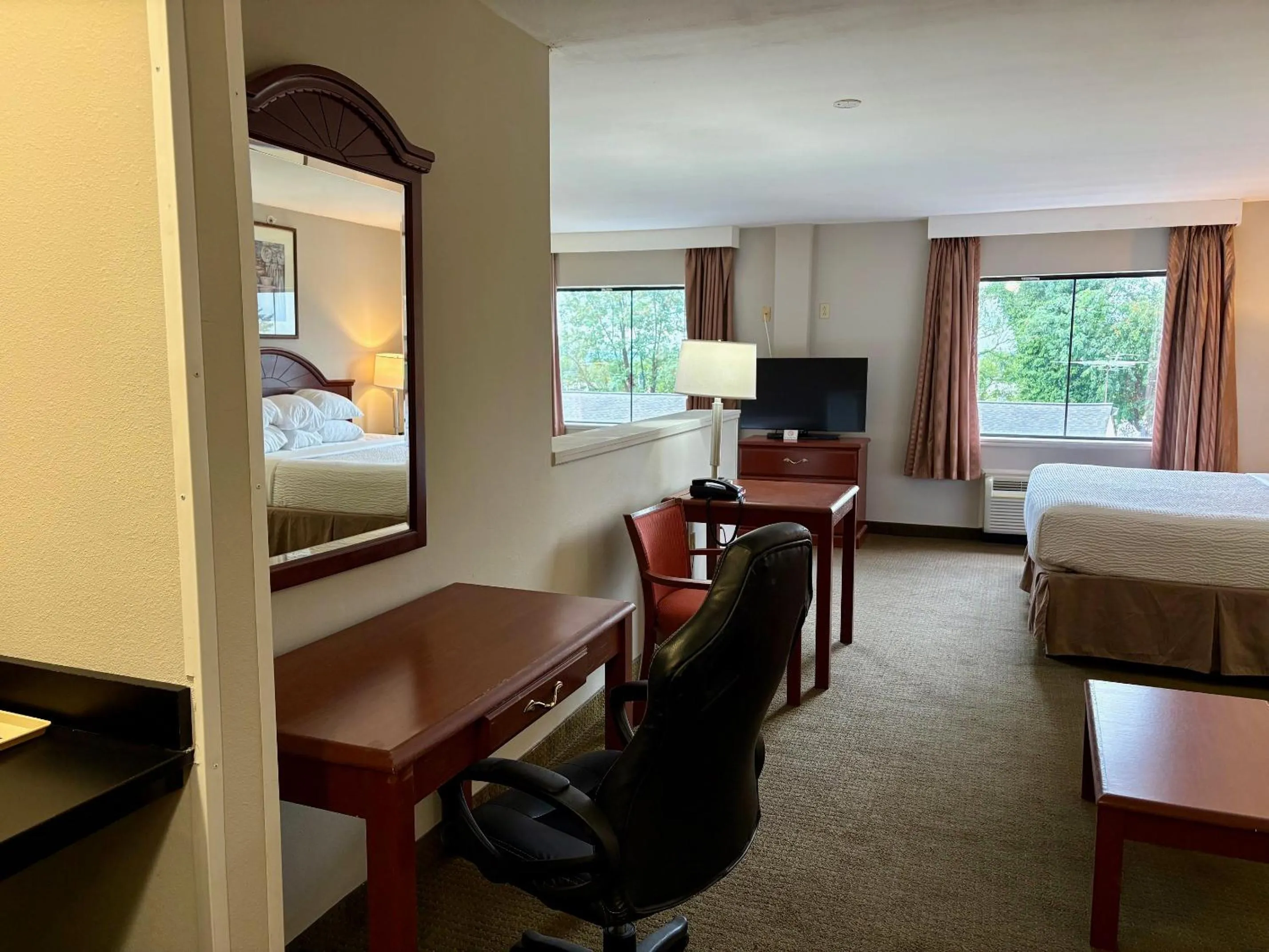 Property building, Bed in Days Inn & Suites by Wyndham Laurel Near Fort Meade