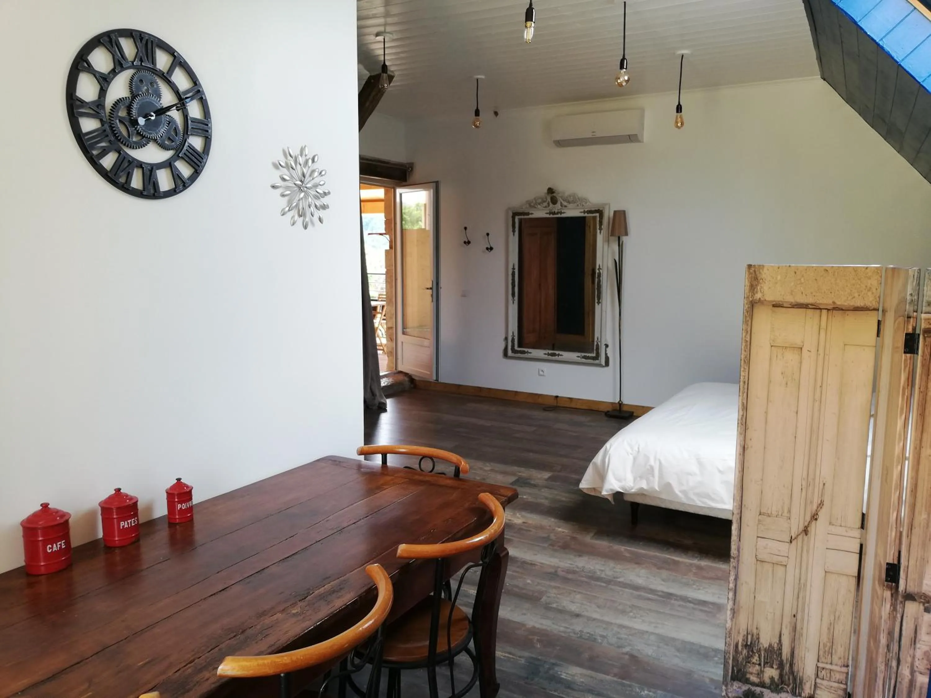 Dining area, Bed in Le Puits de Garival