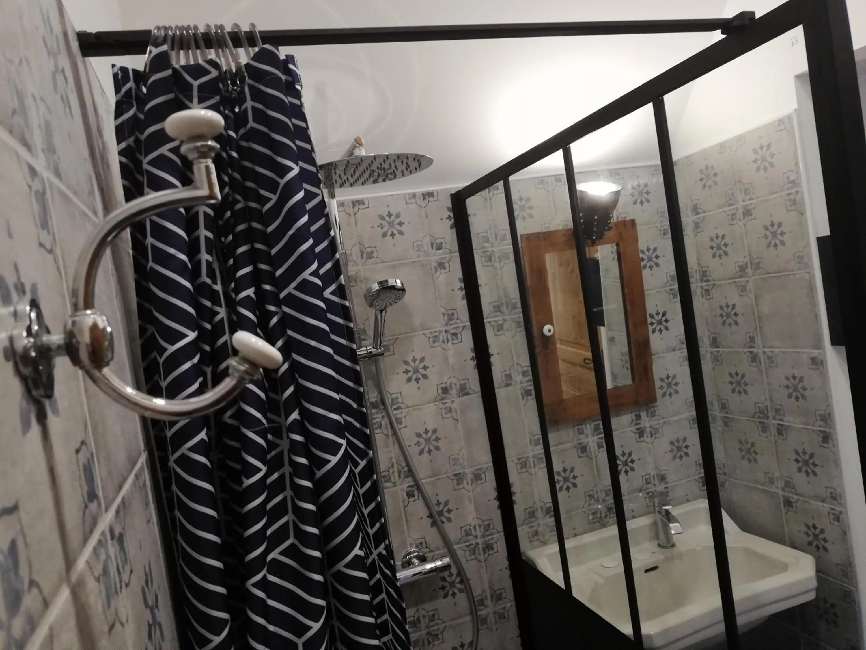 Shower in Le Puits de Garival