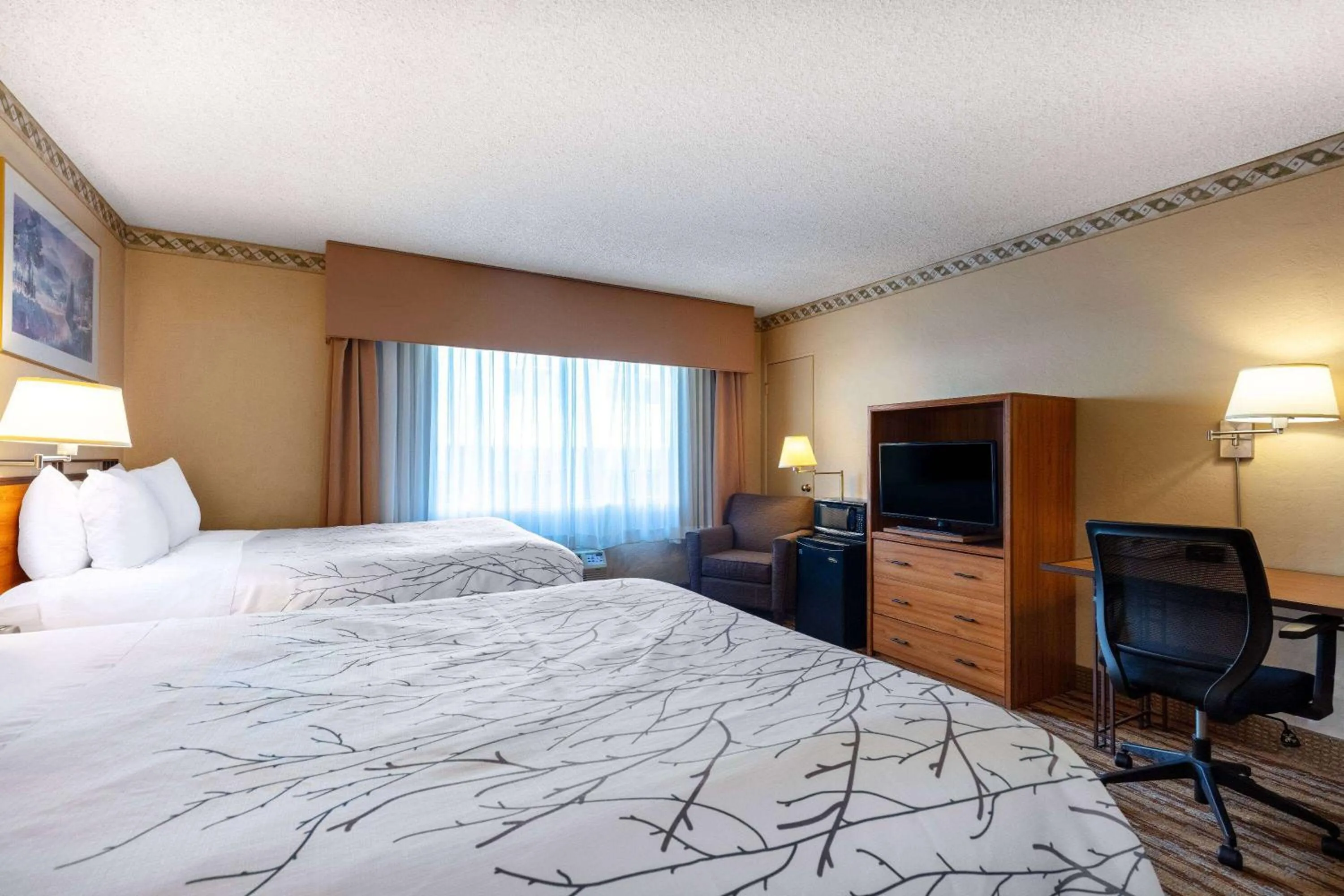 Photo of the whole room, Bed in Travelodge by Wyndham Seattle By The Space Needle