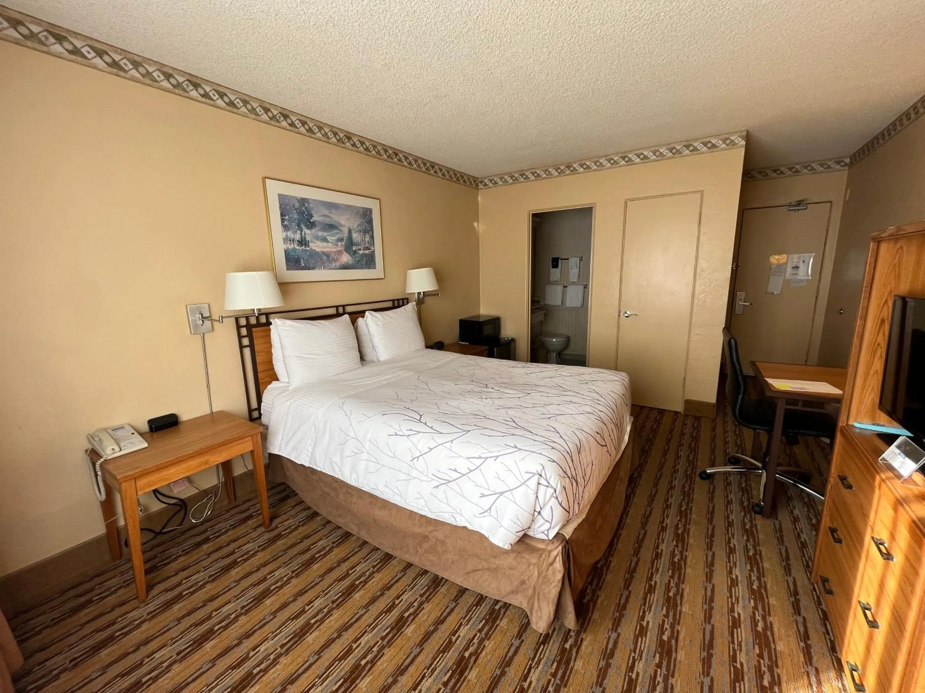 Photo of the whole room, Bed in Travelodge by Wyndham Seattle By The Space Needle