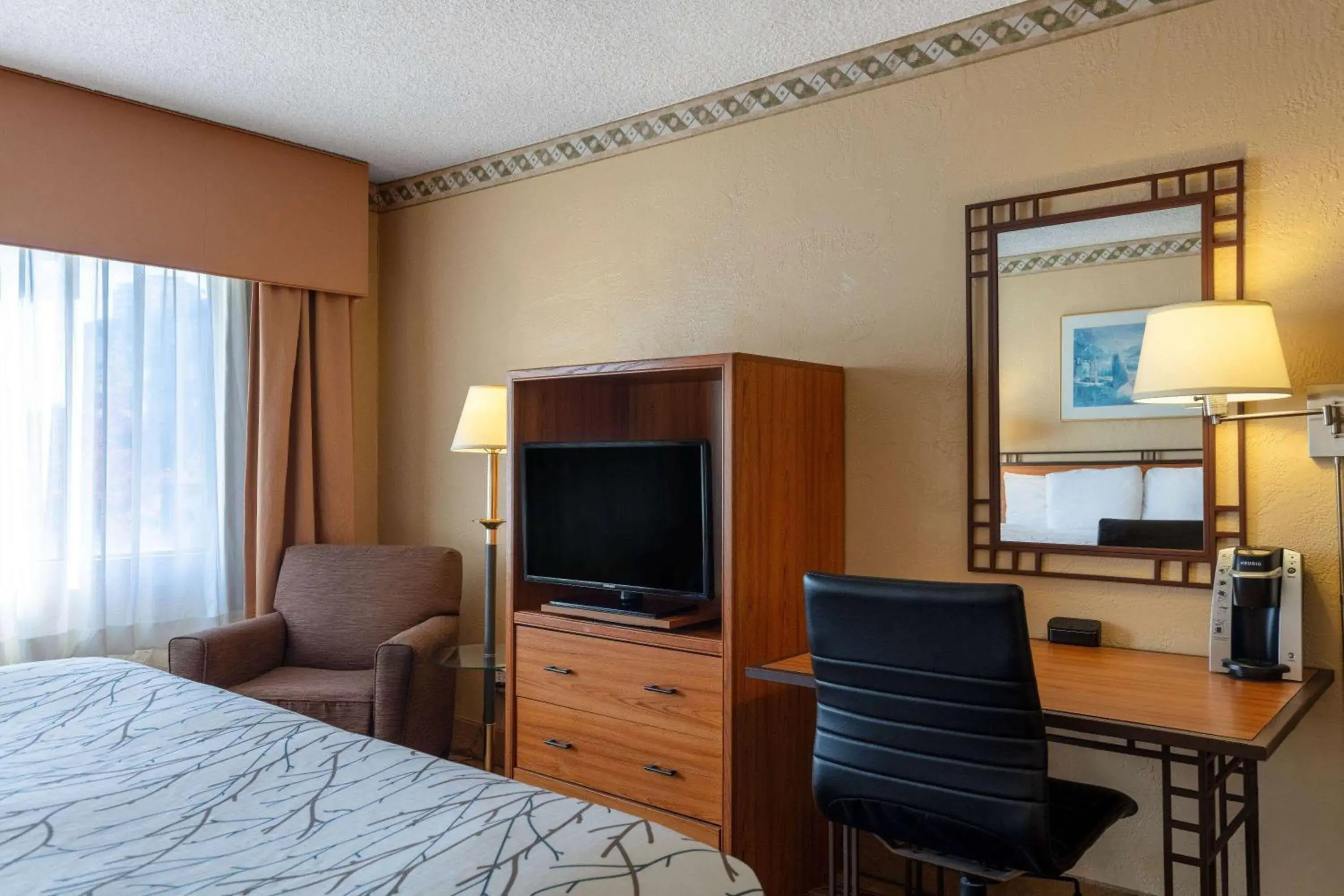 Bed in Travelodge by Wyndham Seattle By The Space Needle Bed in Travelodge by Wyndham Seattle By The Space Needle