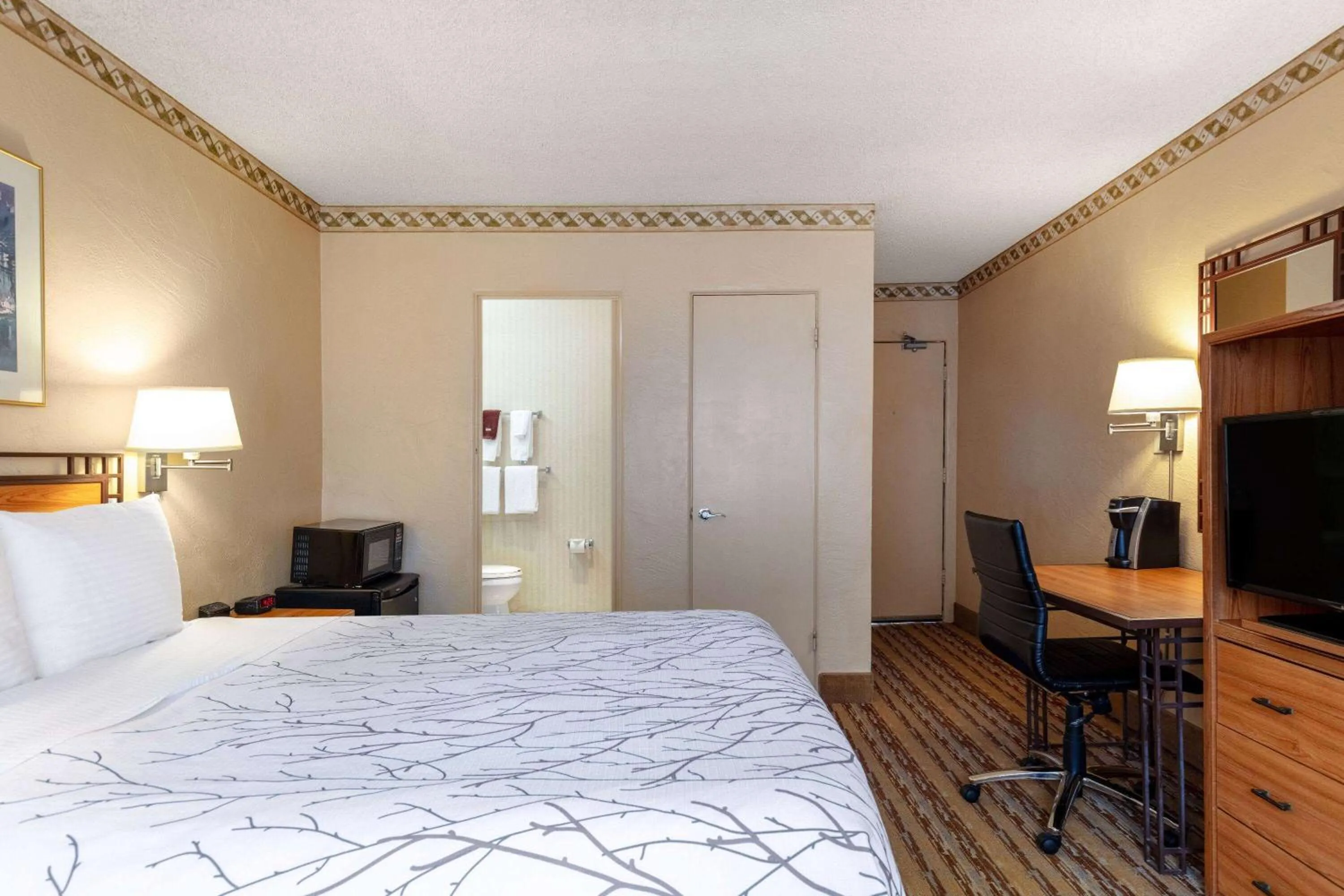 Bed in Travelodge by Wyndham Seattle By The Space Needle