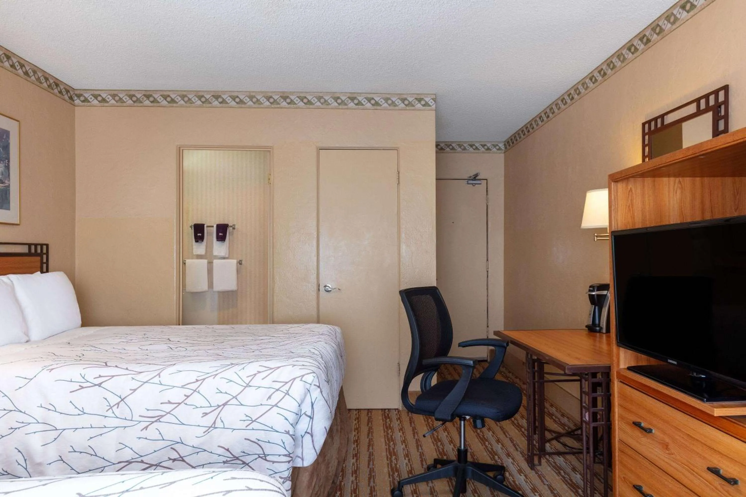 Bed in Travelodge by Wyndham Seattle By The Space Needle