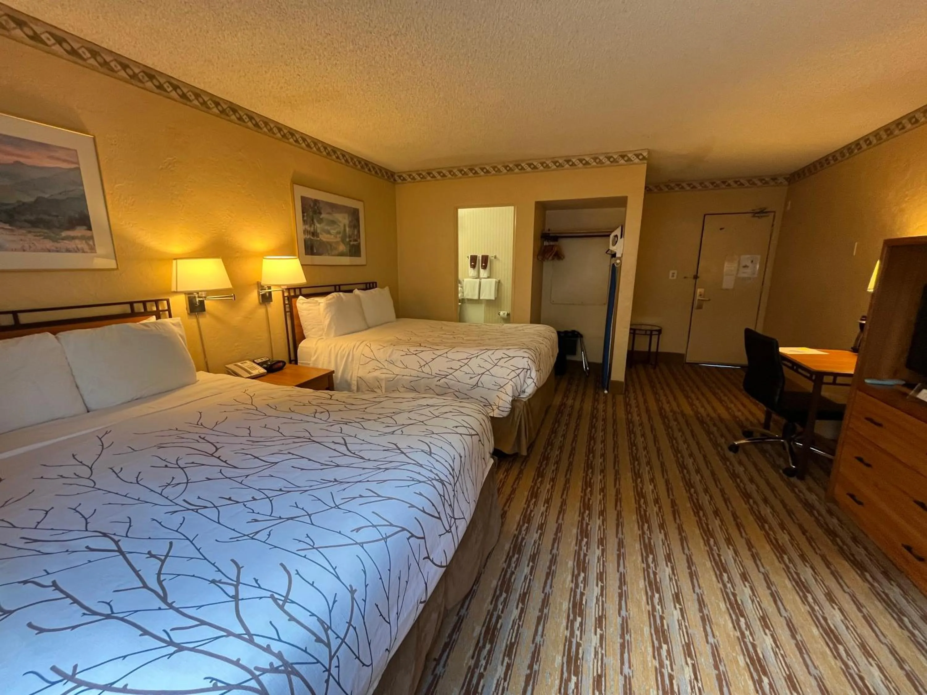 Photo of the whole room, Bed in Travelodge by Wyndham Seattle By The Space Needle