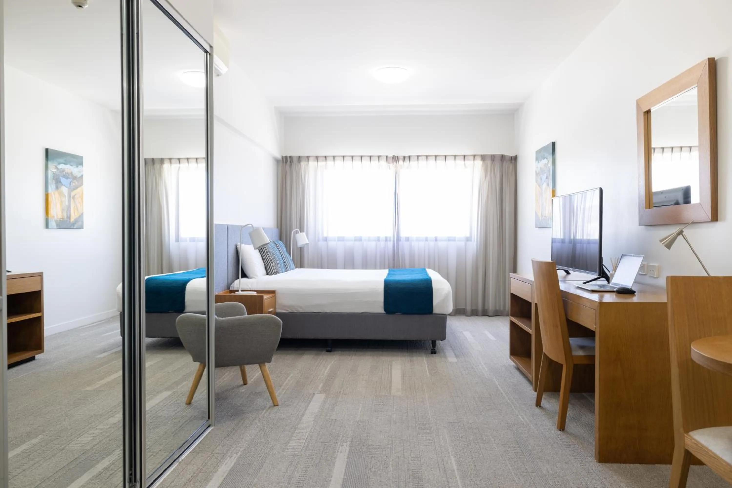 Photo of the whole room, Bed in MainStay Suites Mackay