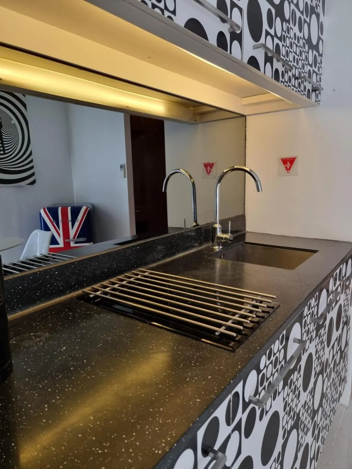 Kitchen or kitchenette in Chill Hotel Seminyak
