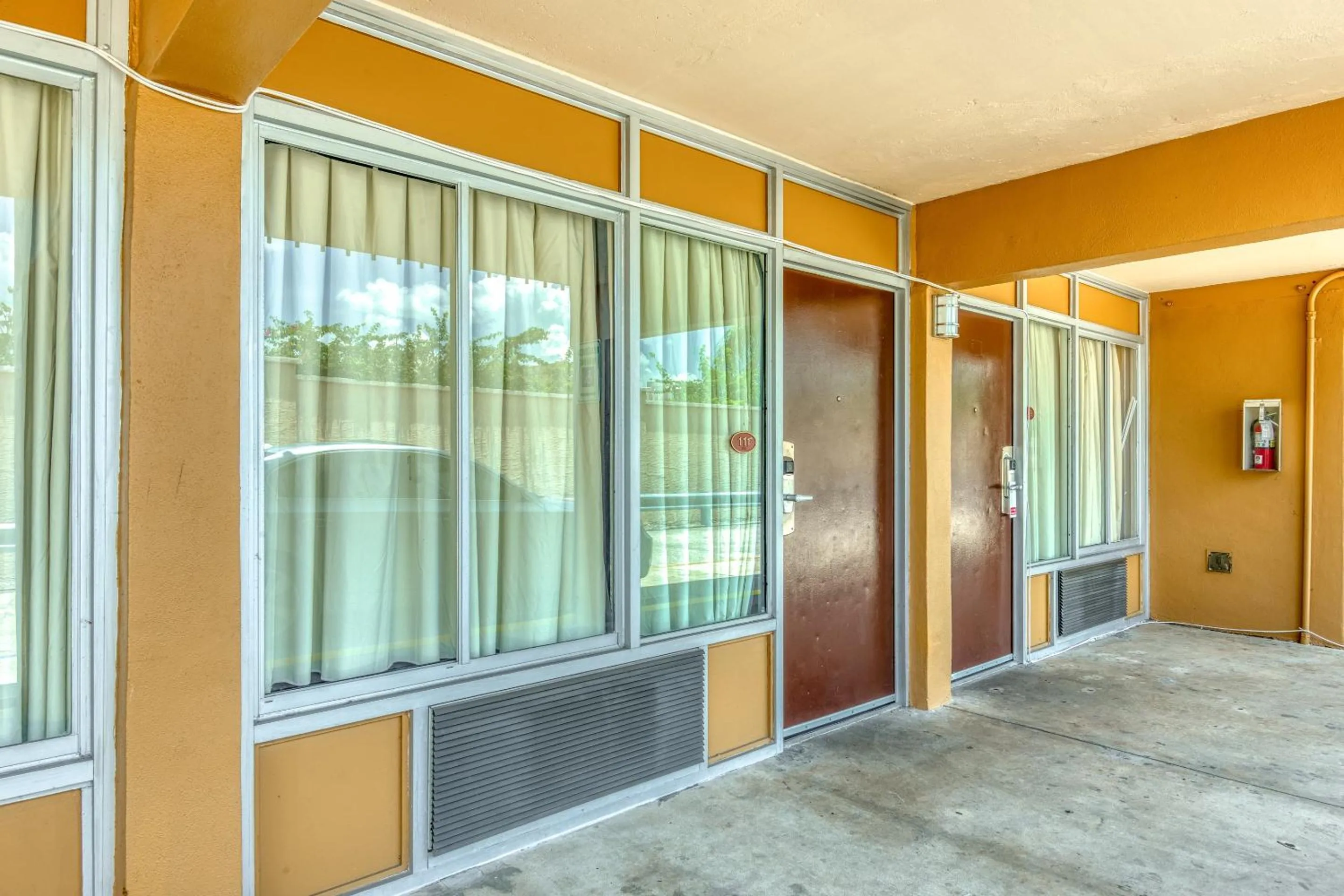 Facade/entrance in Hotel Belair Orlando Near Florida Mall