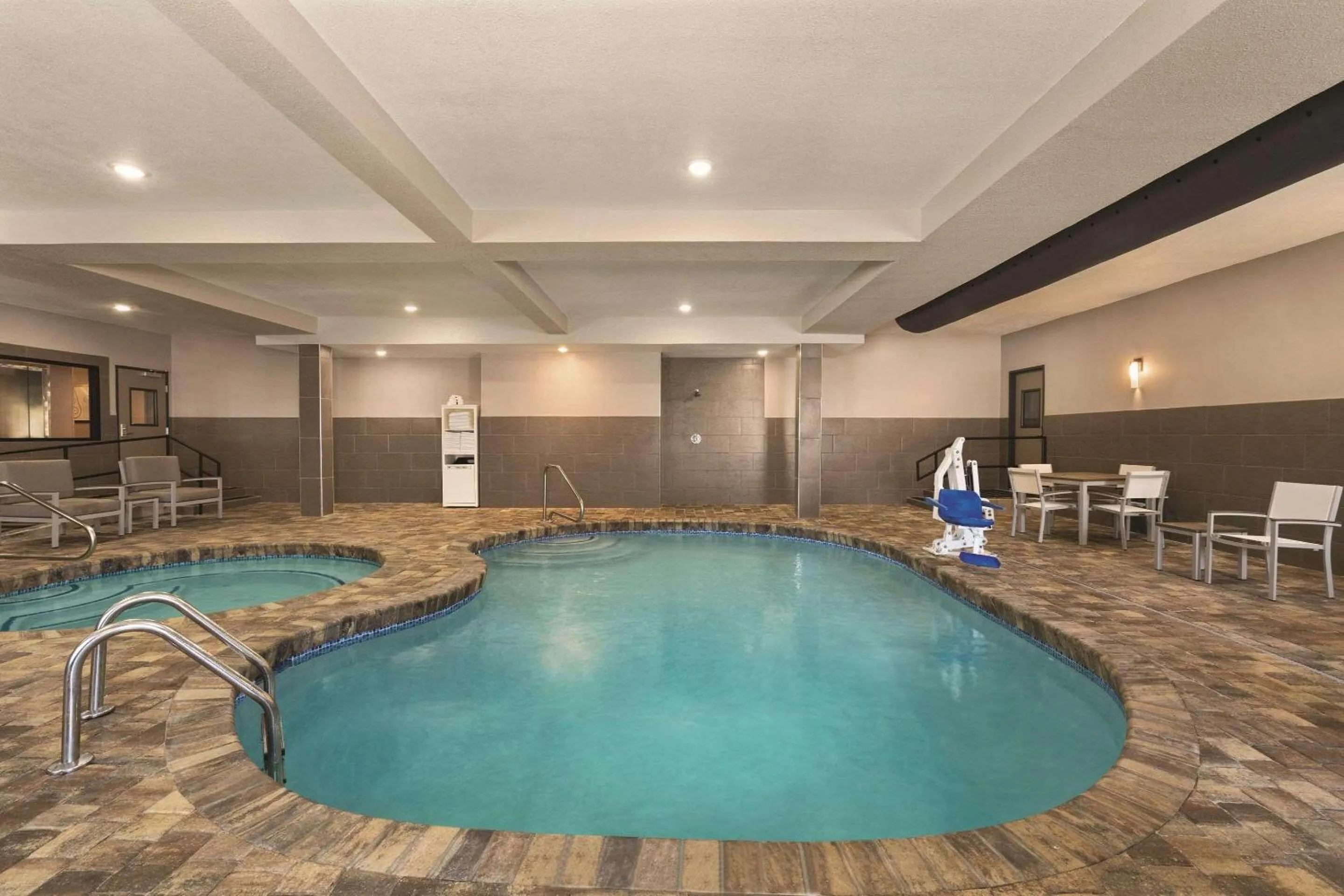 Swimming pool in Country Inn & Suites by Radisson, Savannah Midtown, GA