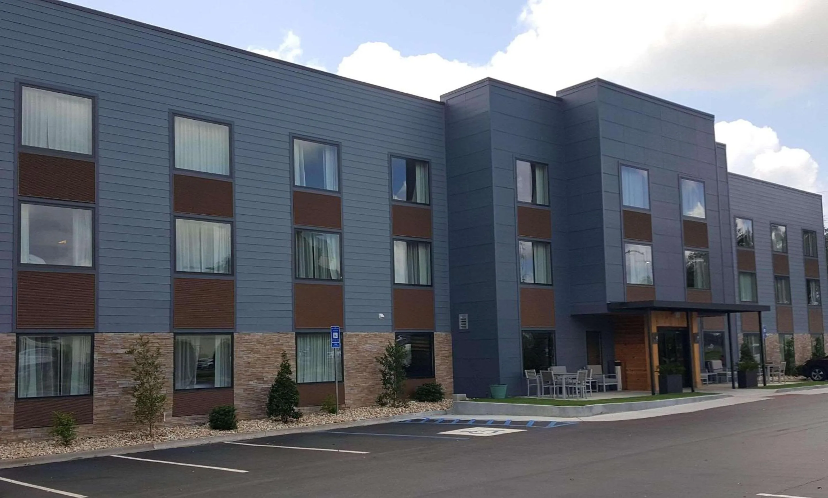 Property building in Country Inn & Suites by Radisson, Savannah Midtown, GA