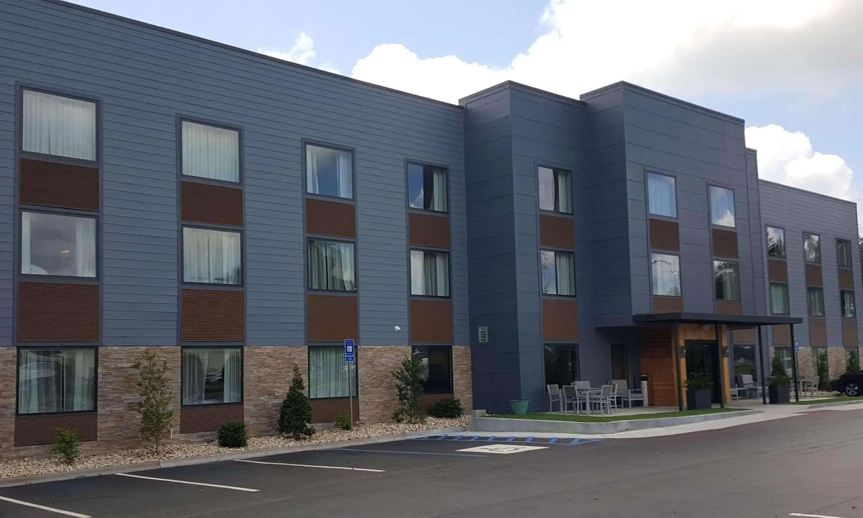 Property building in Country Inn & Suites by Radisson, Savannah Midtown, GA Property building in Country Inn & Suites by Radisson, Savannah Midtown, GA