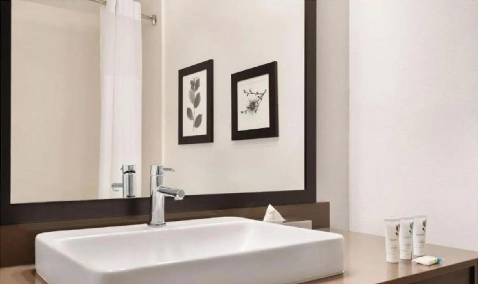 Bathroom in Country Inn & Suites by Radisson, Savannah Midtown, GA