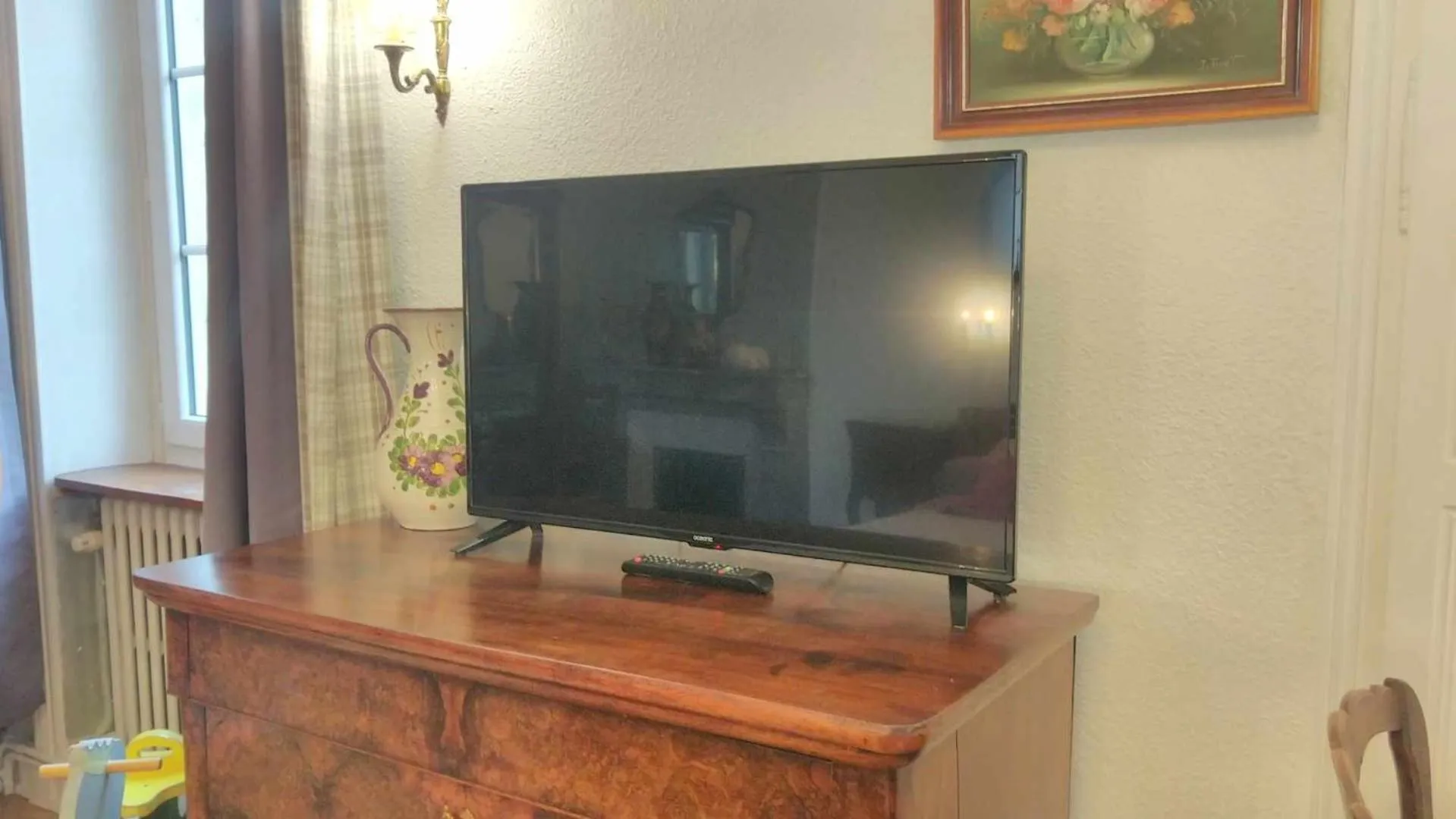 TV and multimedia in A la Grenouille du Jura - Chambres d'Hôtes de Charme Oyonnax Nantua