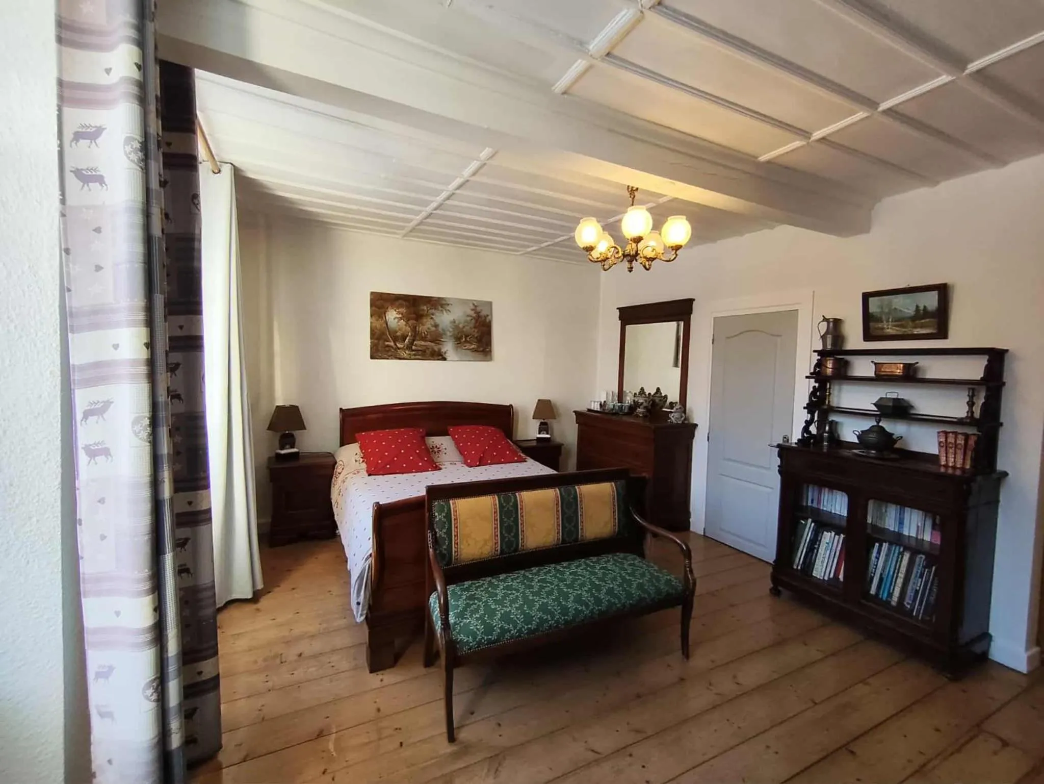 Bedroom, Bed in A la Grenouille du Jura - Chambres d'Hôtes de Charme Oyonnax Nantua