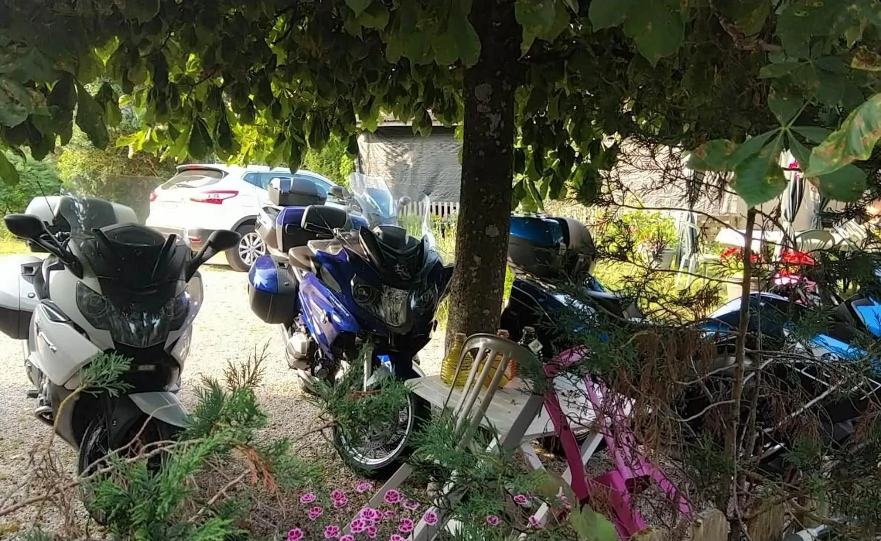 Parking in A la Grenouille du Jura - Chambres d'Hôtes de Charme Oyonnax Nantua