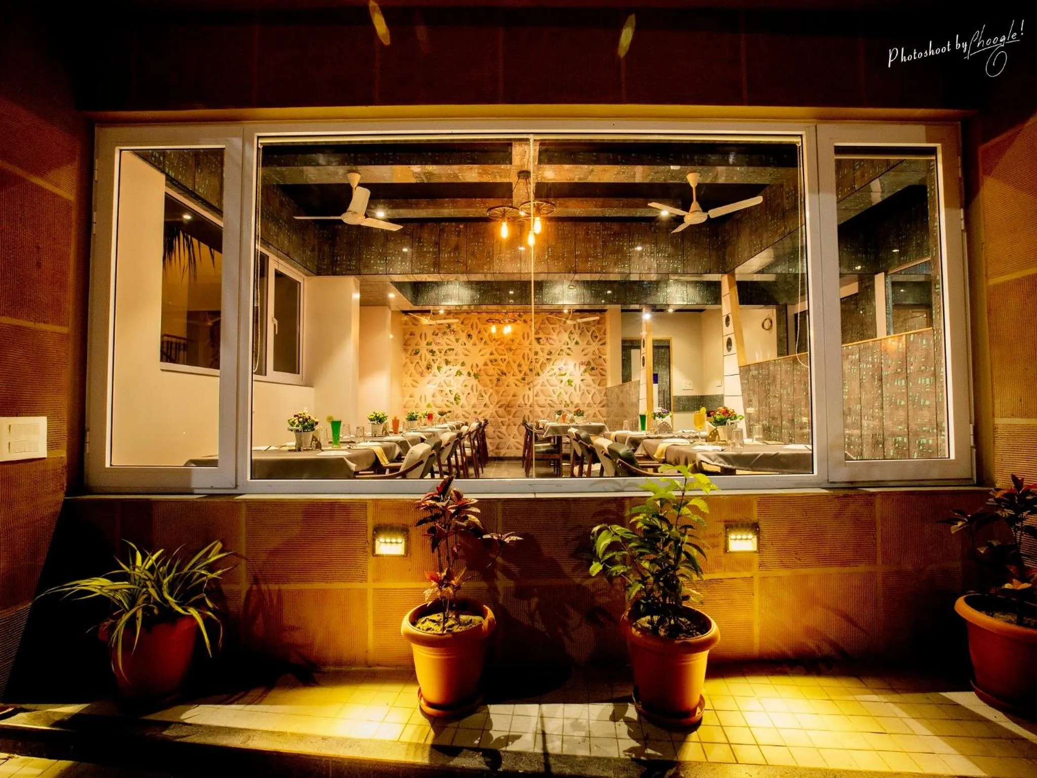 Restaurant/places to eat in Hotel Prabha Palace