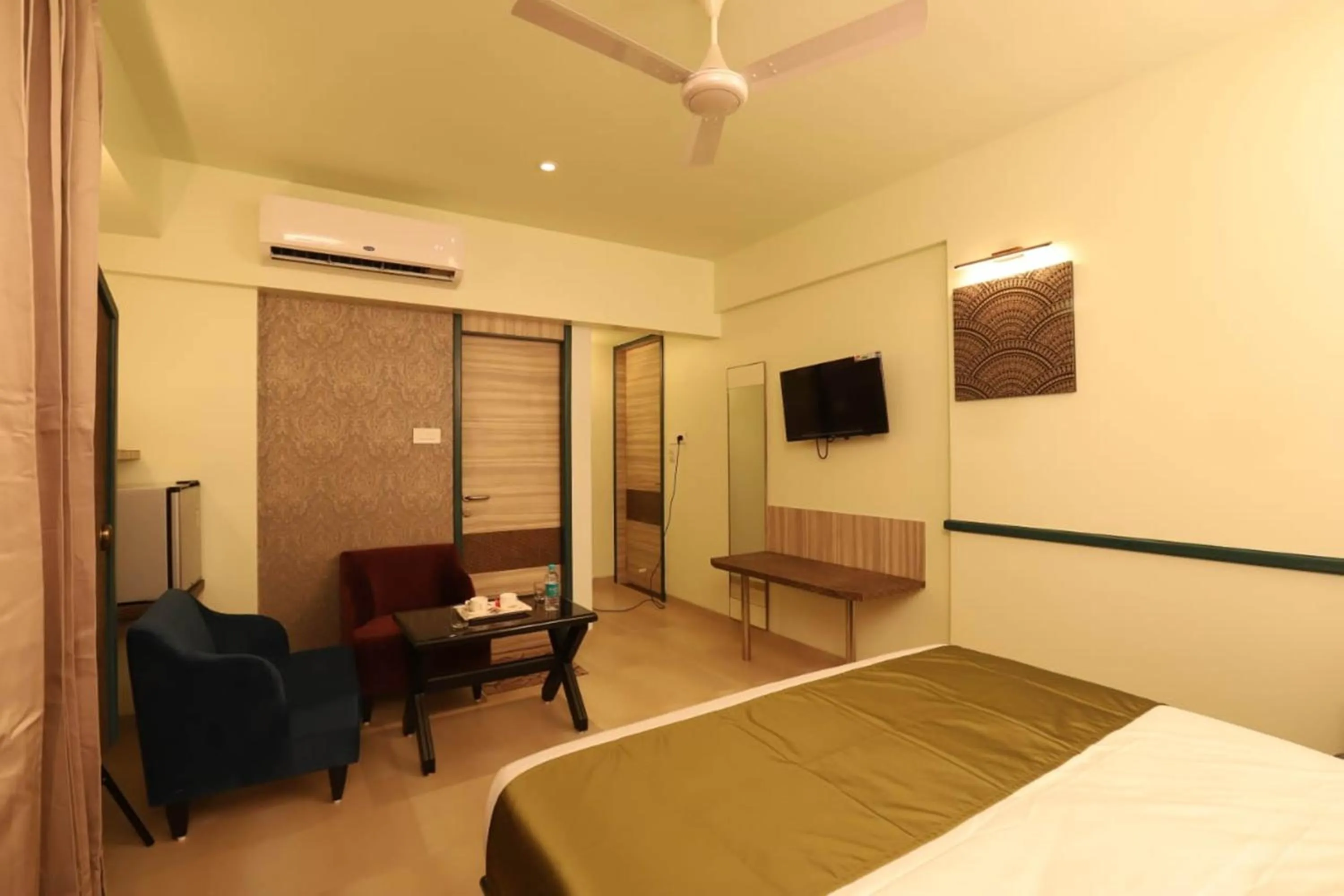 Seating area, Bed in Hotel Prabha Palace