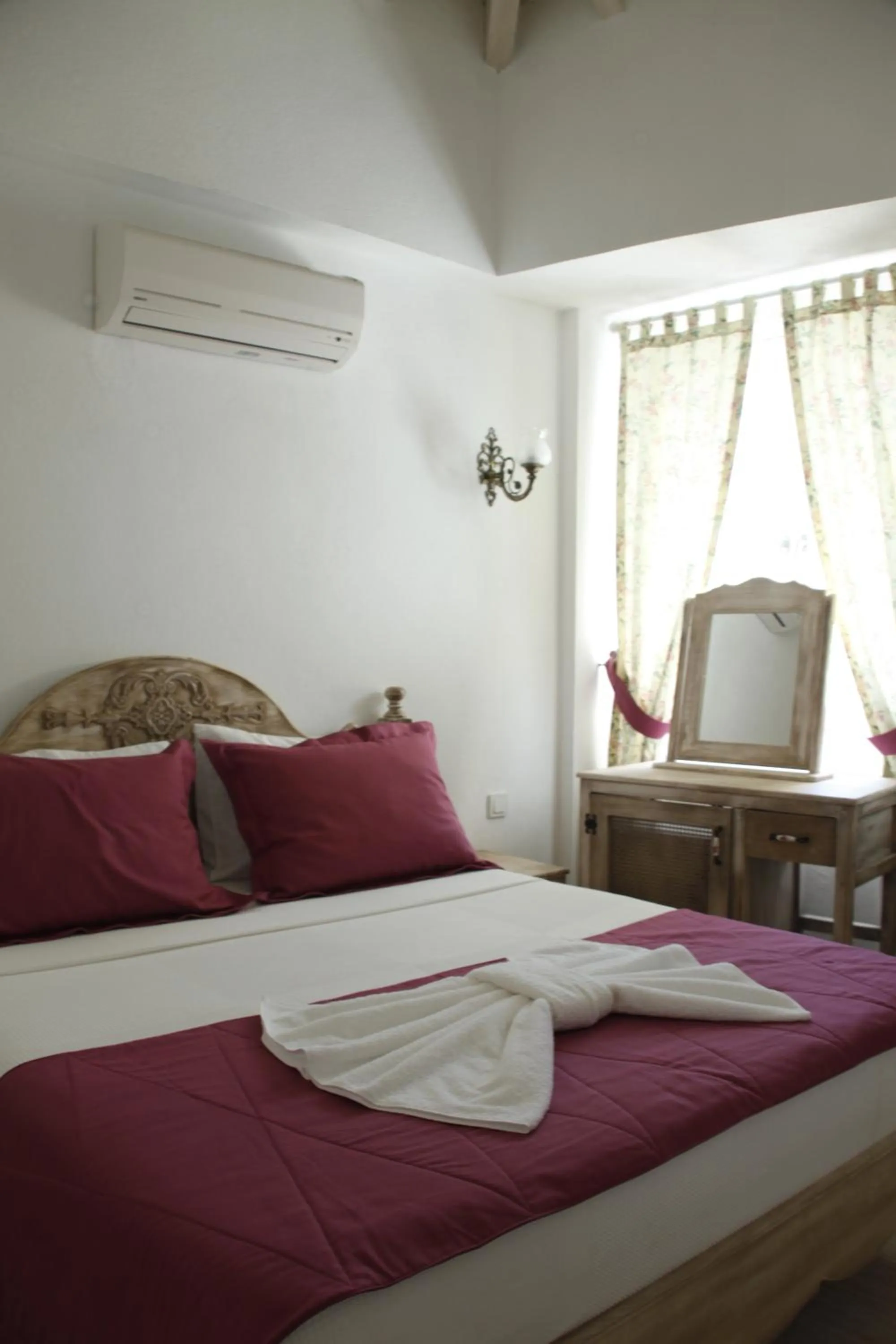 Bed in Ciftekuyu Hotel