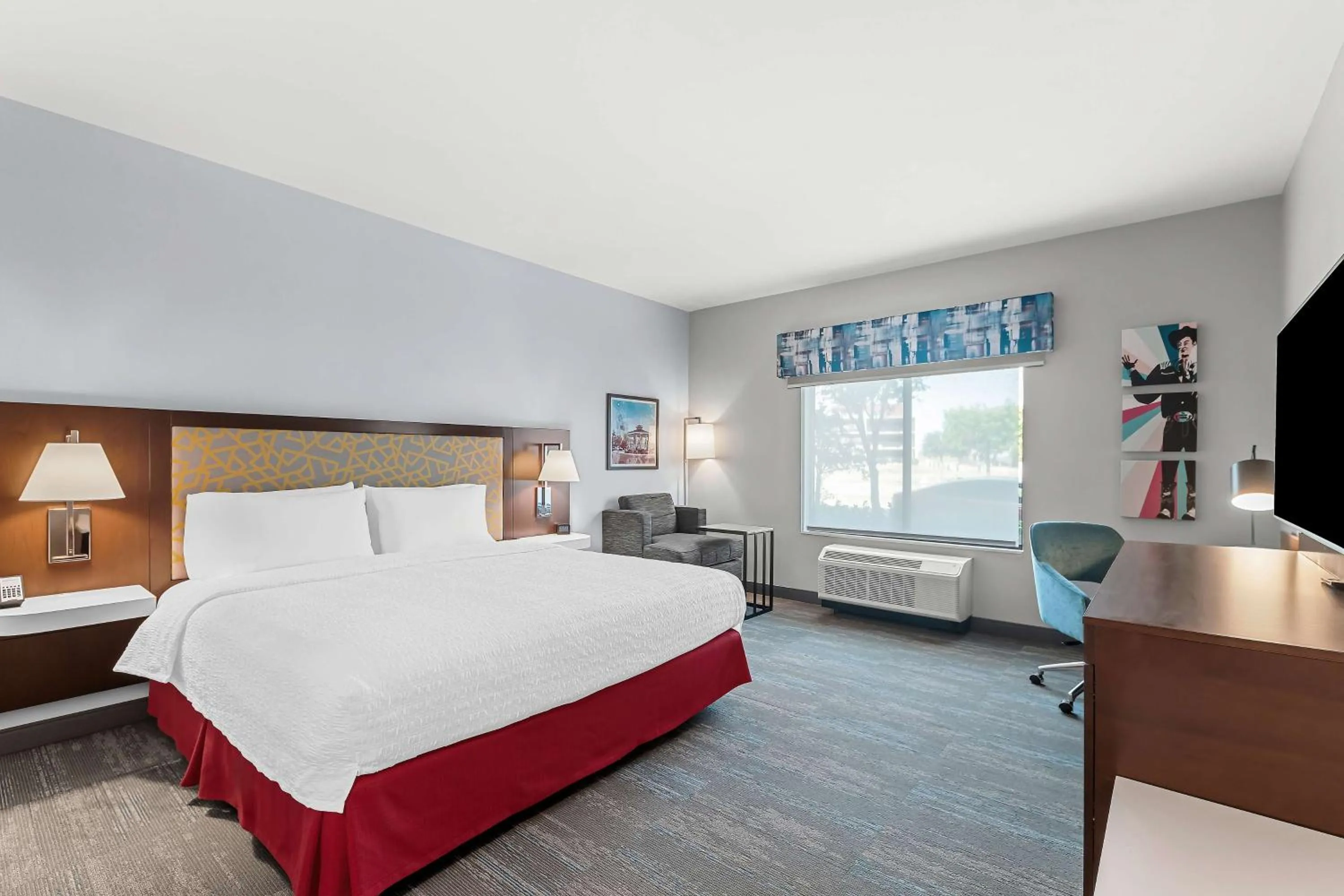 Bed in Hampton Inn & Suites Dallas - Farmers Branch