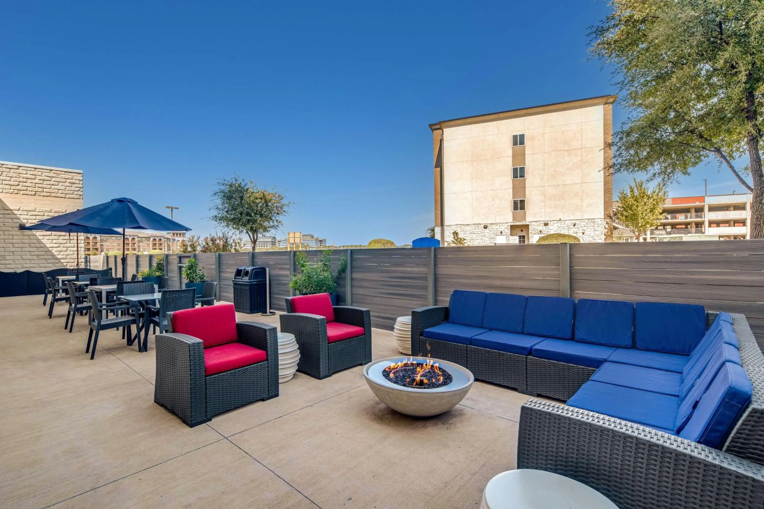 Patio in Hampton Inn & Suites Dallas - Farmers Branch