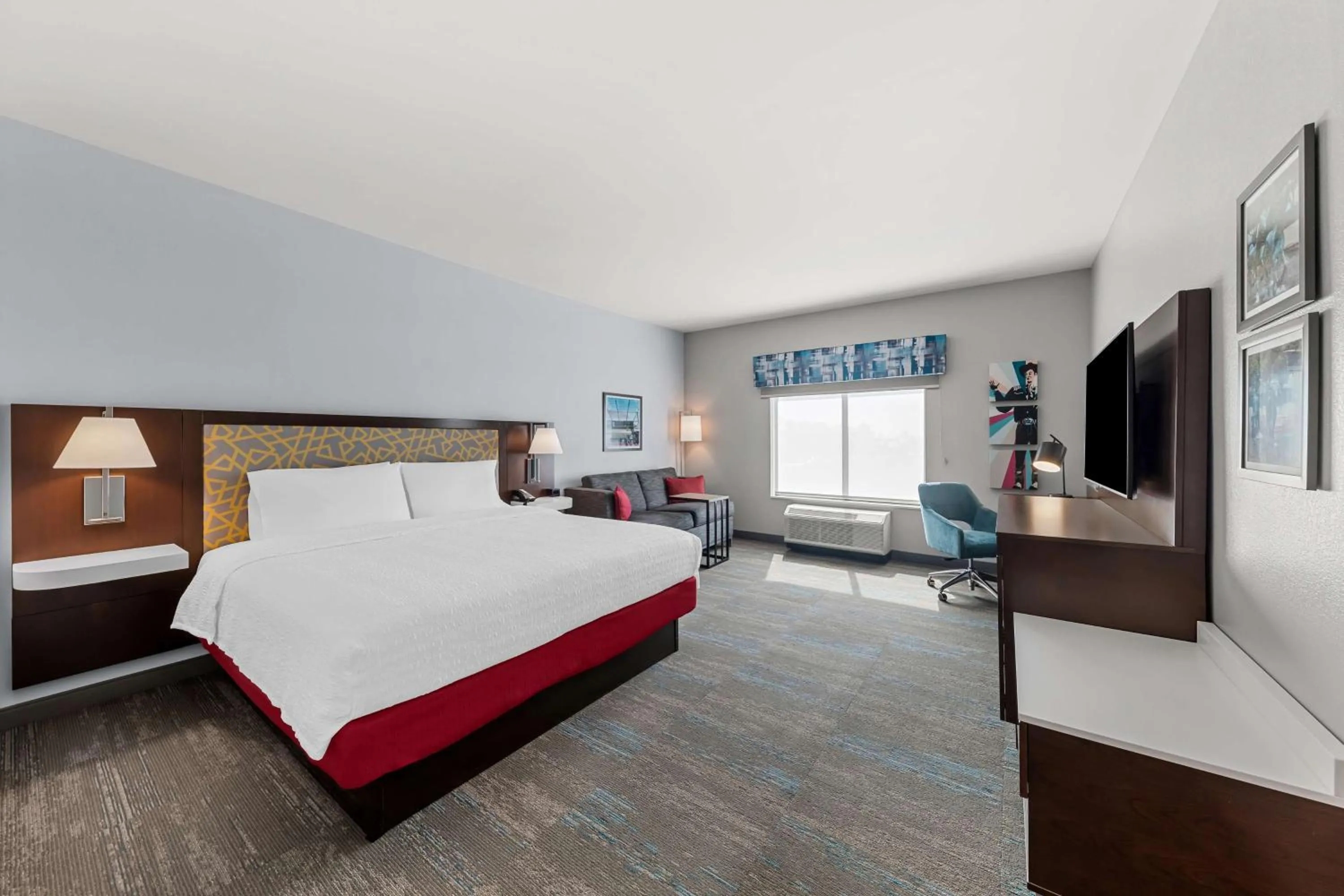 Bed in Hampton Inn & Suites Dallas - Farmers Branch