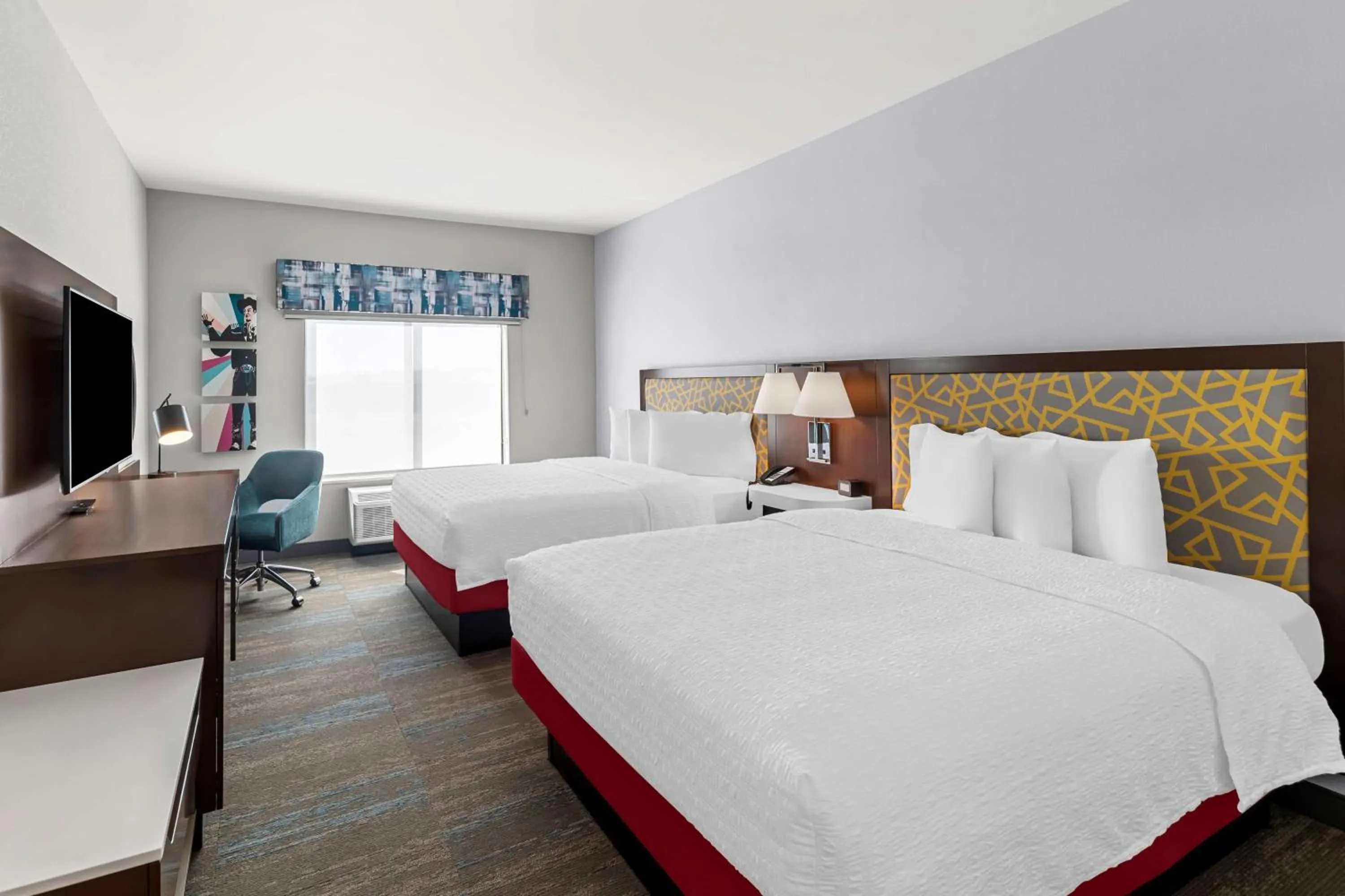 Bed in Hampton Inn & Suites Dallas - Farmers Branch
