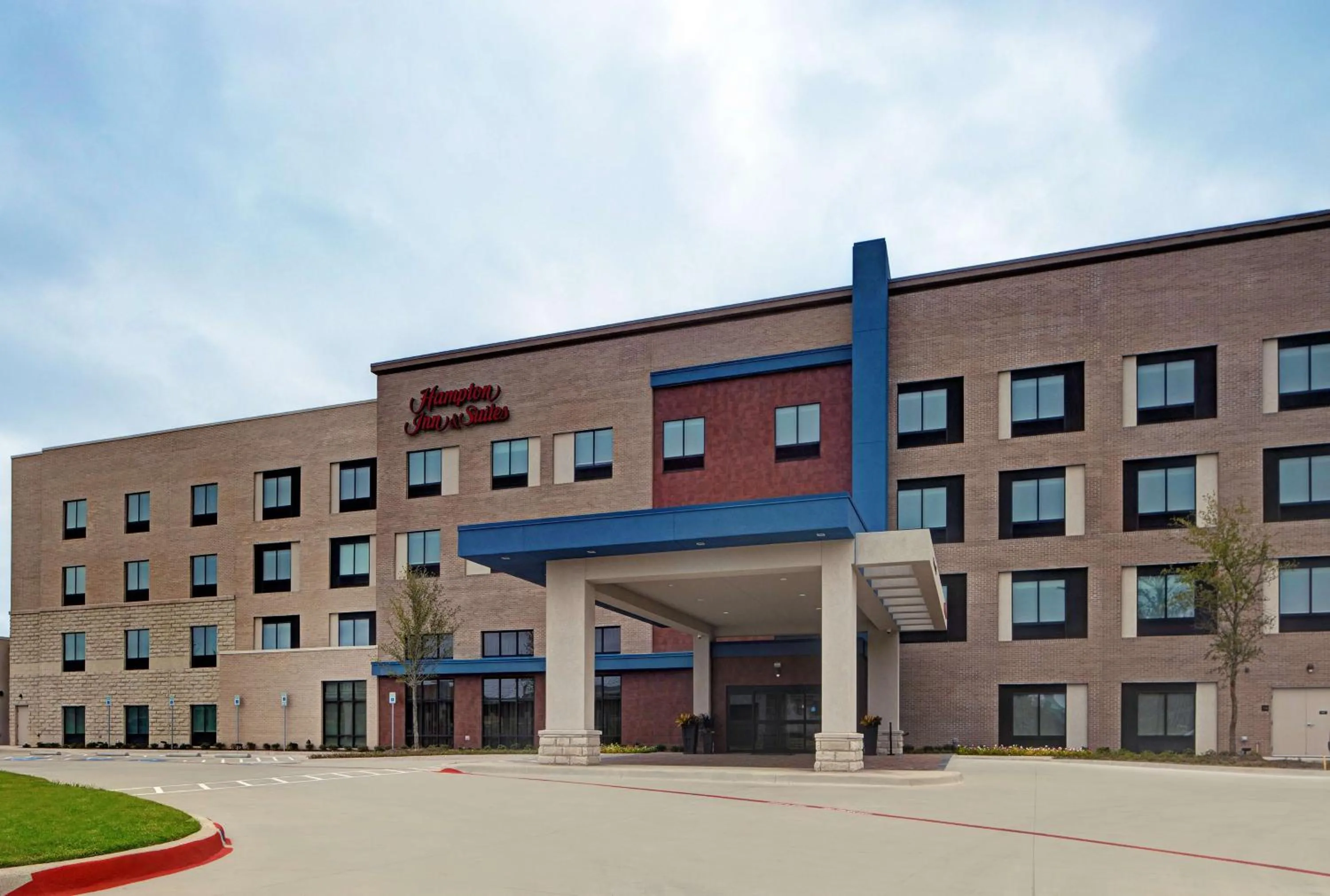 Property building in Hampton Inn & Suites Dallas - Farmers Branch