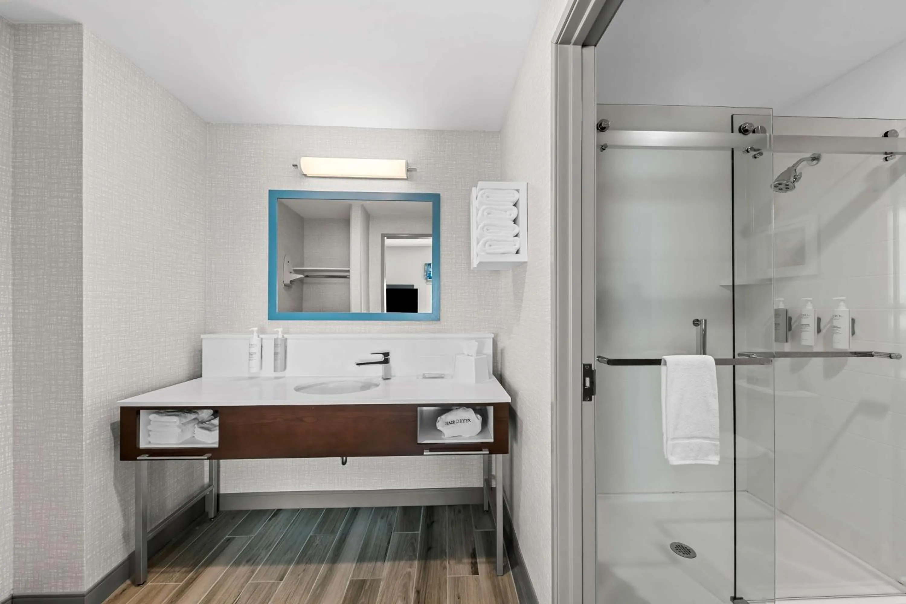 Bathroom in Hampton Inn & Suites Dallas - Farmers Branch