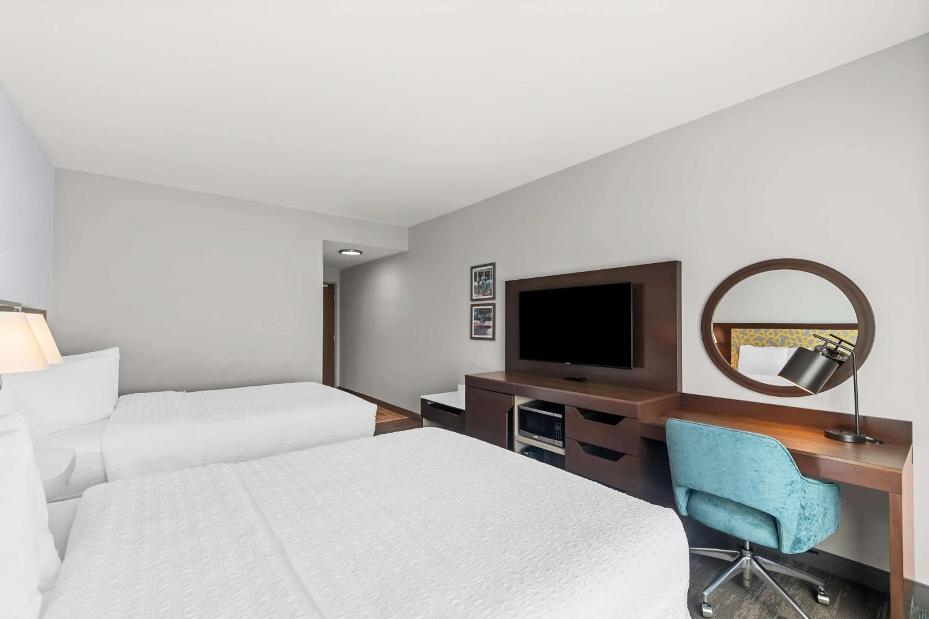 Bed in Hampton Inn & Suites Dallas - Farmers Branch