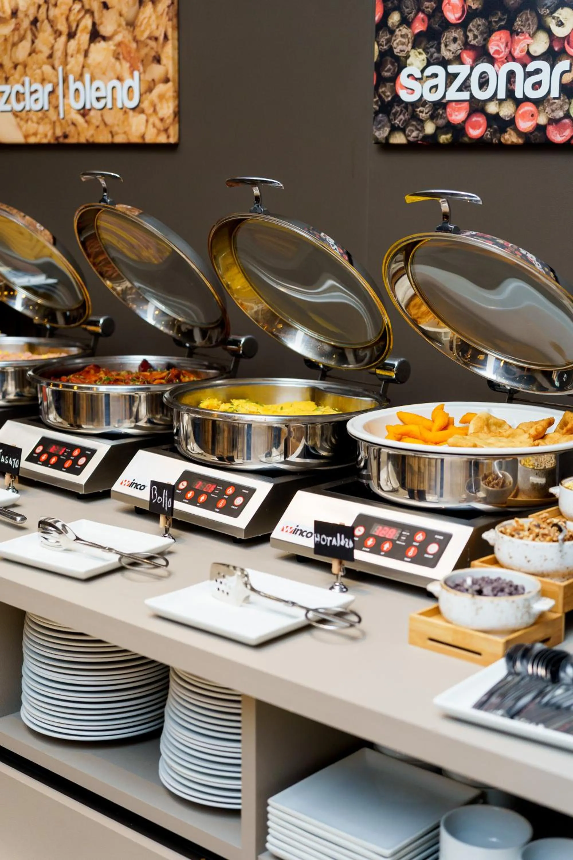 Buffet breakfast in Hampton by Hilton David, Panamá