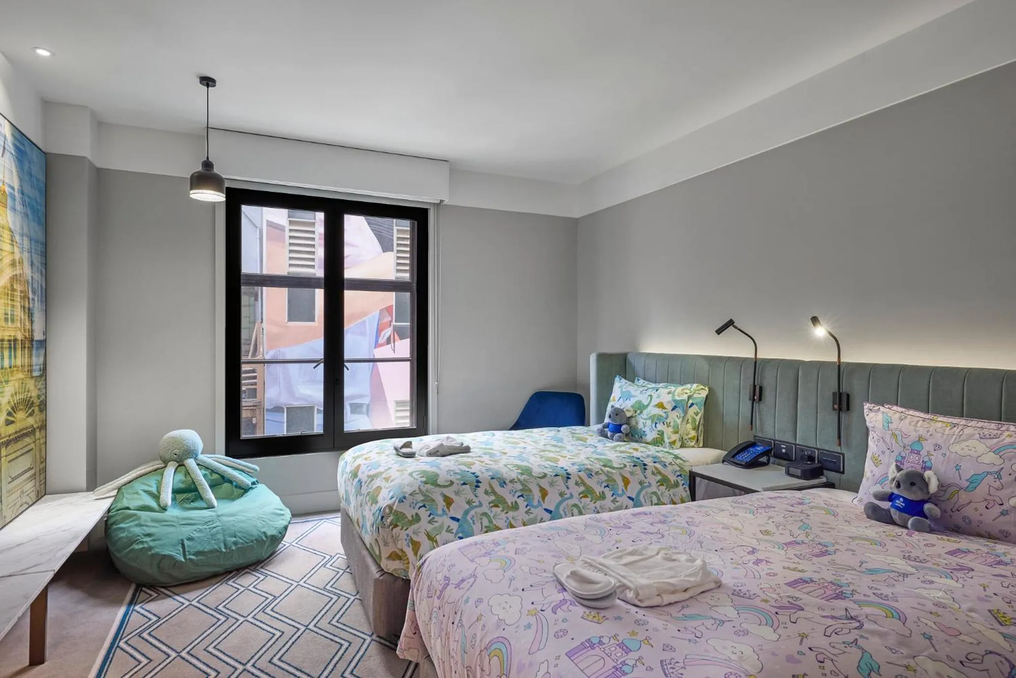 Photo of the whole room, Bed in Hilton Melbourne Little Queen Street