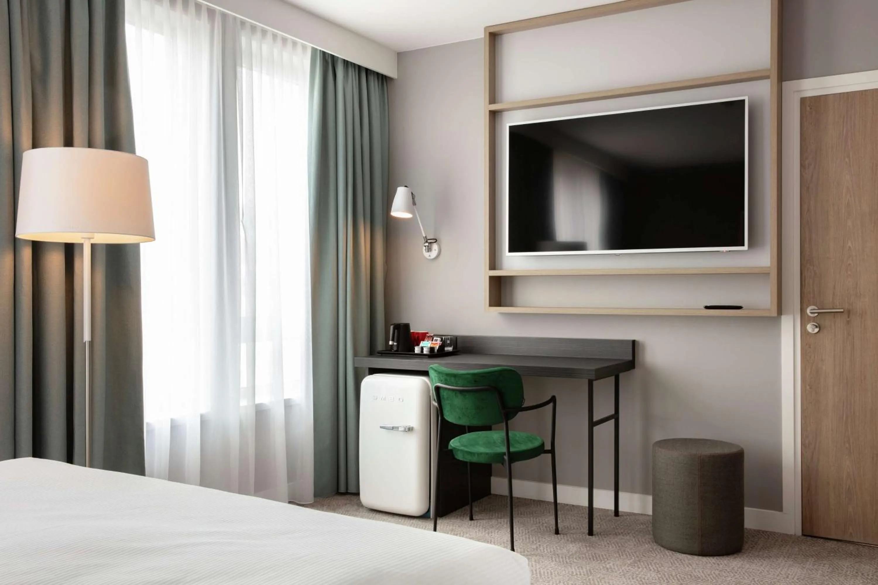 TV and multimedia, Bed in Hilton Garden Inn Paris Orly Airport