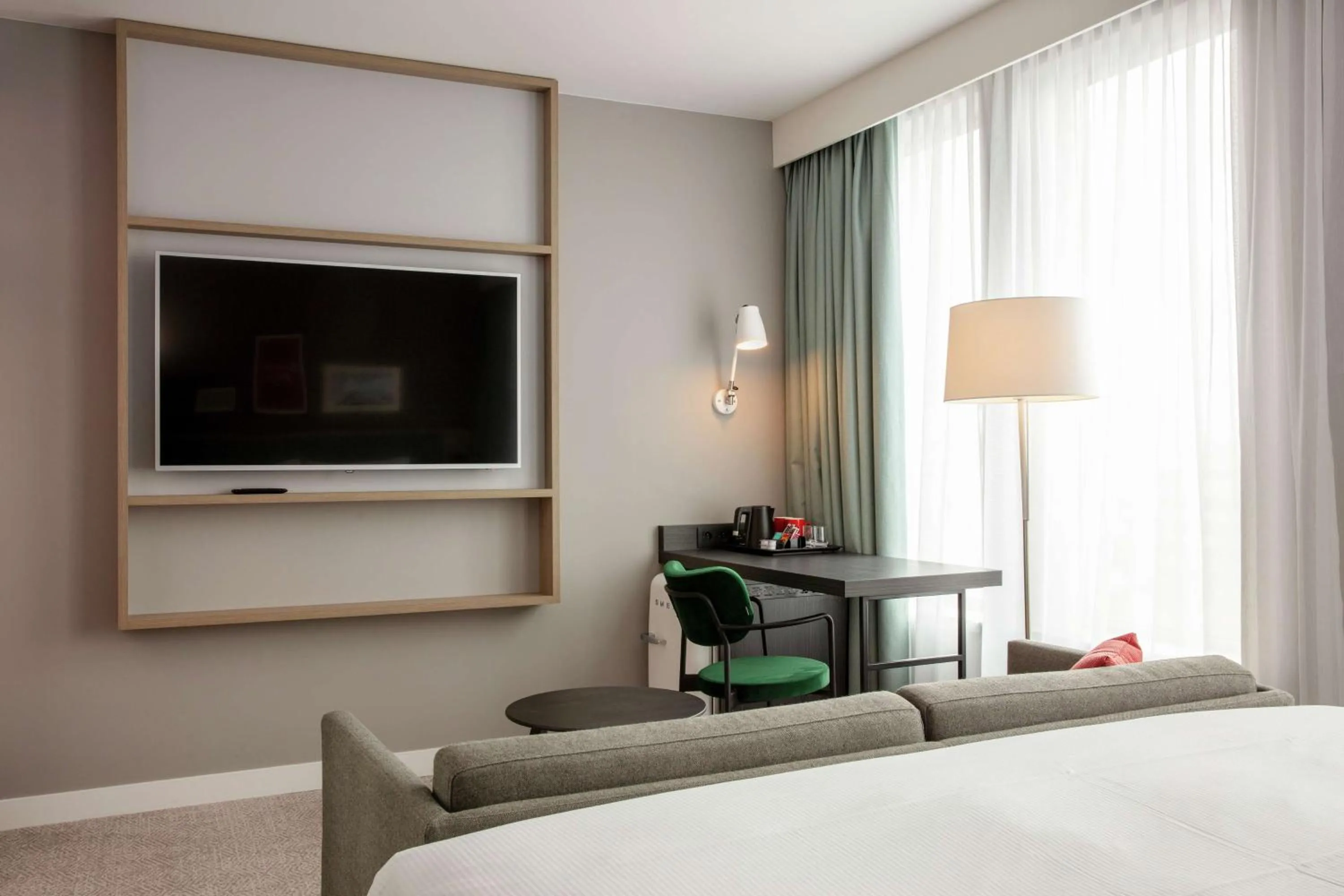 TV and multimedia, Bed in Hilton Garden Inn Paris Orly Airport