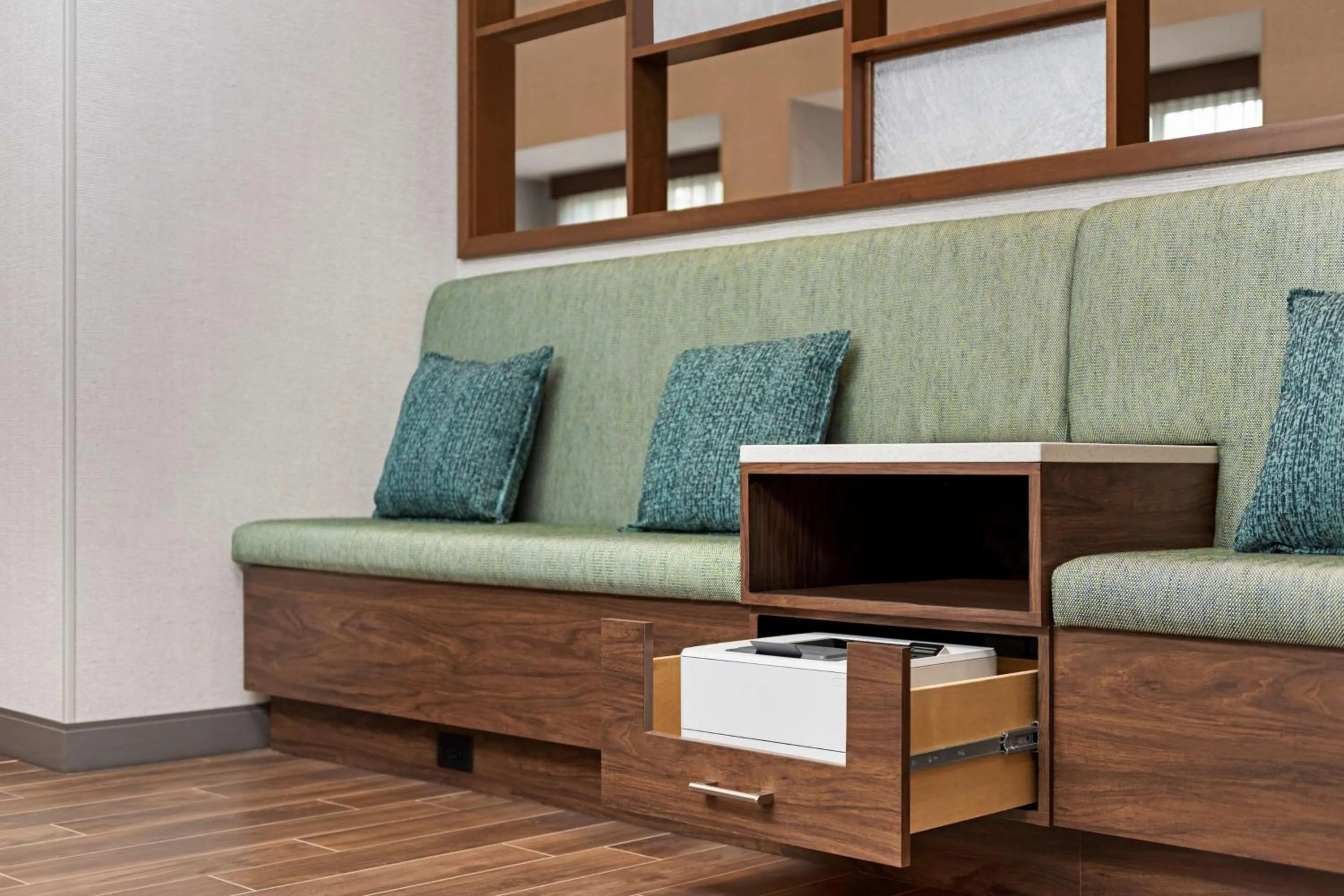 Business facilities in Hampton Inn & Suites Kelowna, British Columbia, Canada