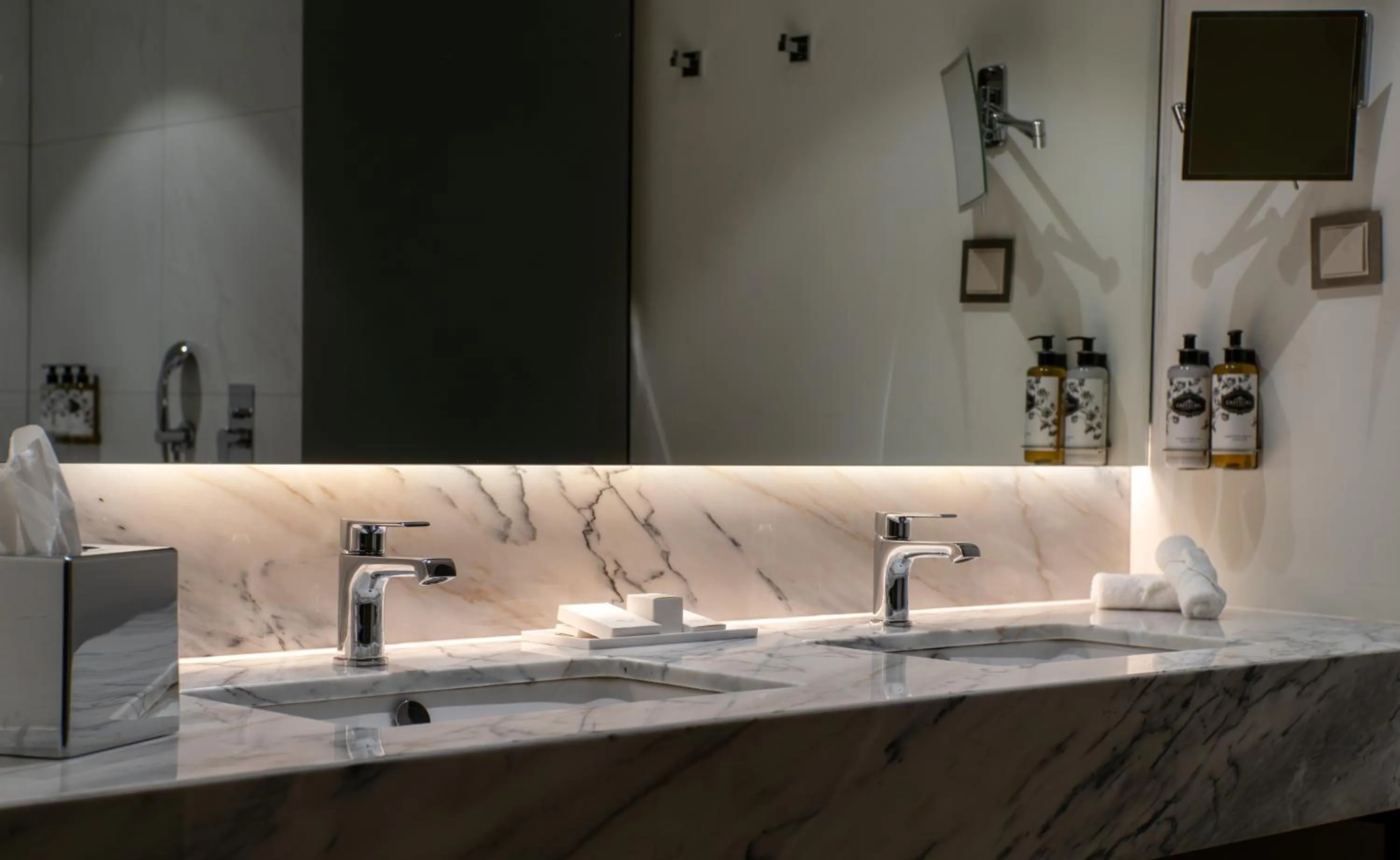 Toilet in Boeira Garden Hotel Porto Gaia, Curio Collection by Hilton